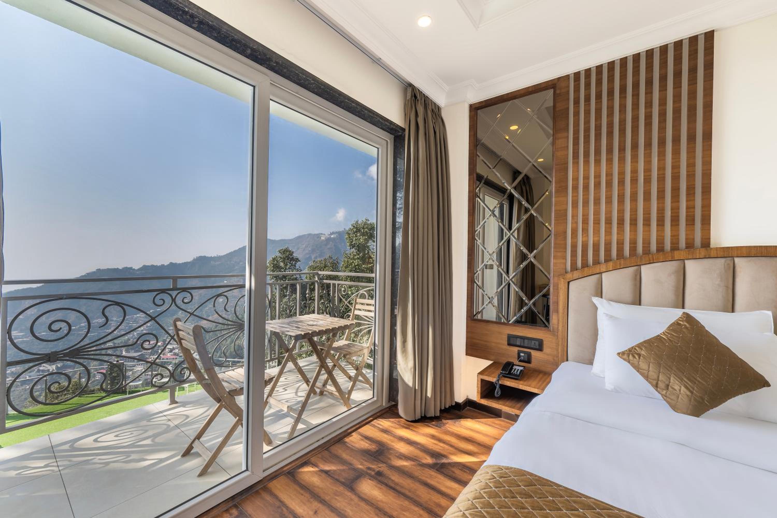 King Room with Balcony - Photo 2
