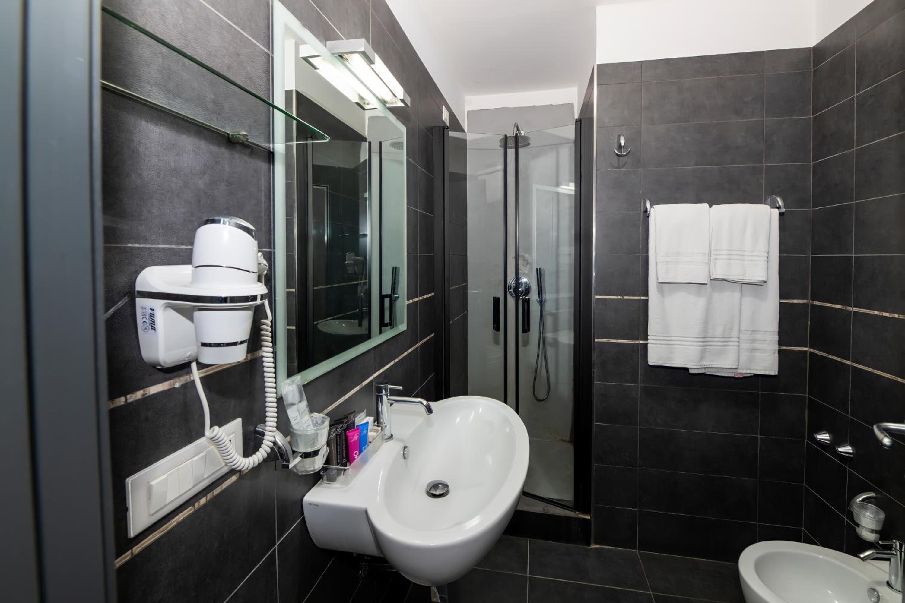 Standard Double or Twin Room - Photo 3