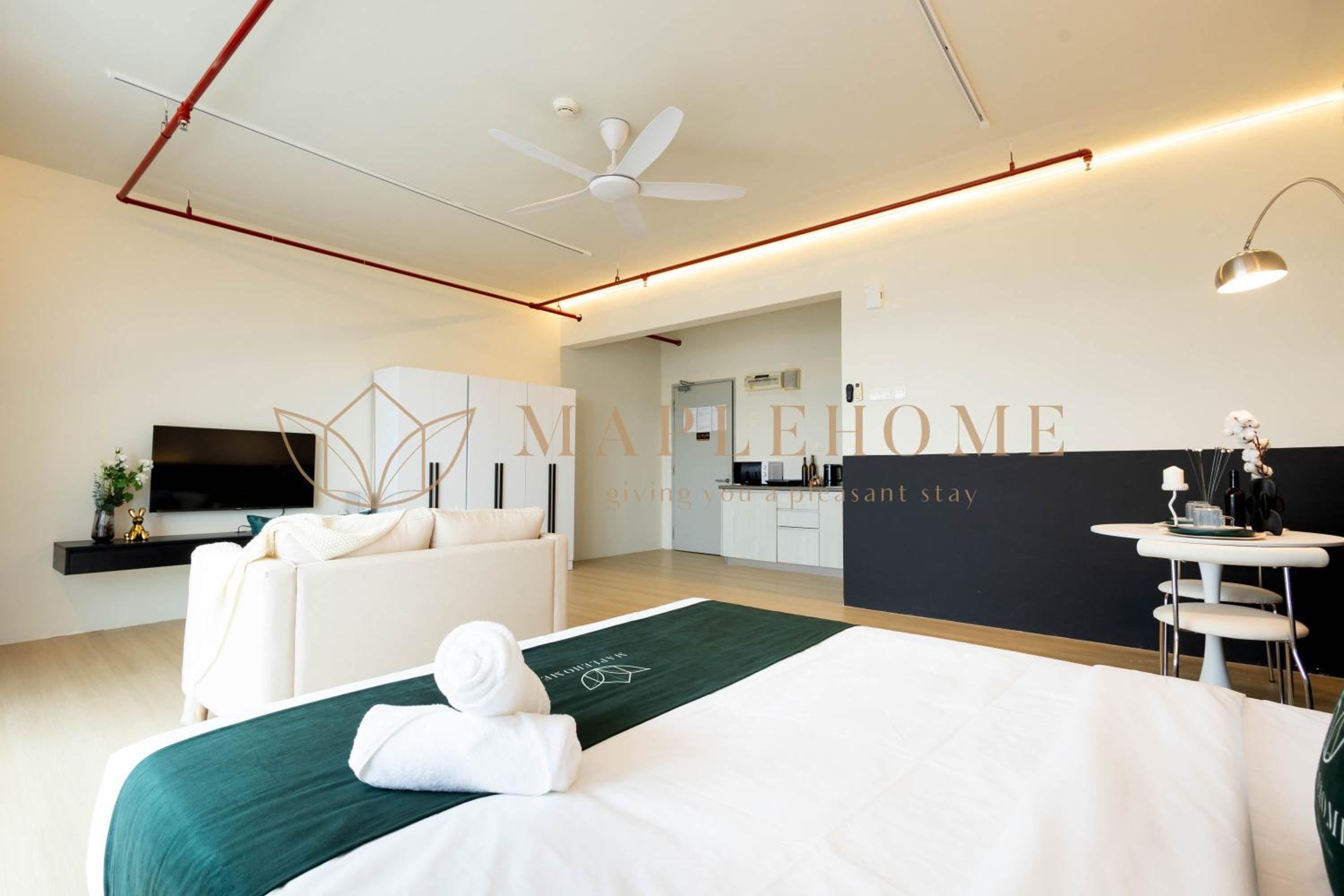 Deluxe Queen Suite - Photo 23