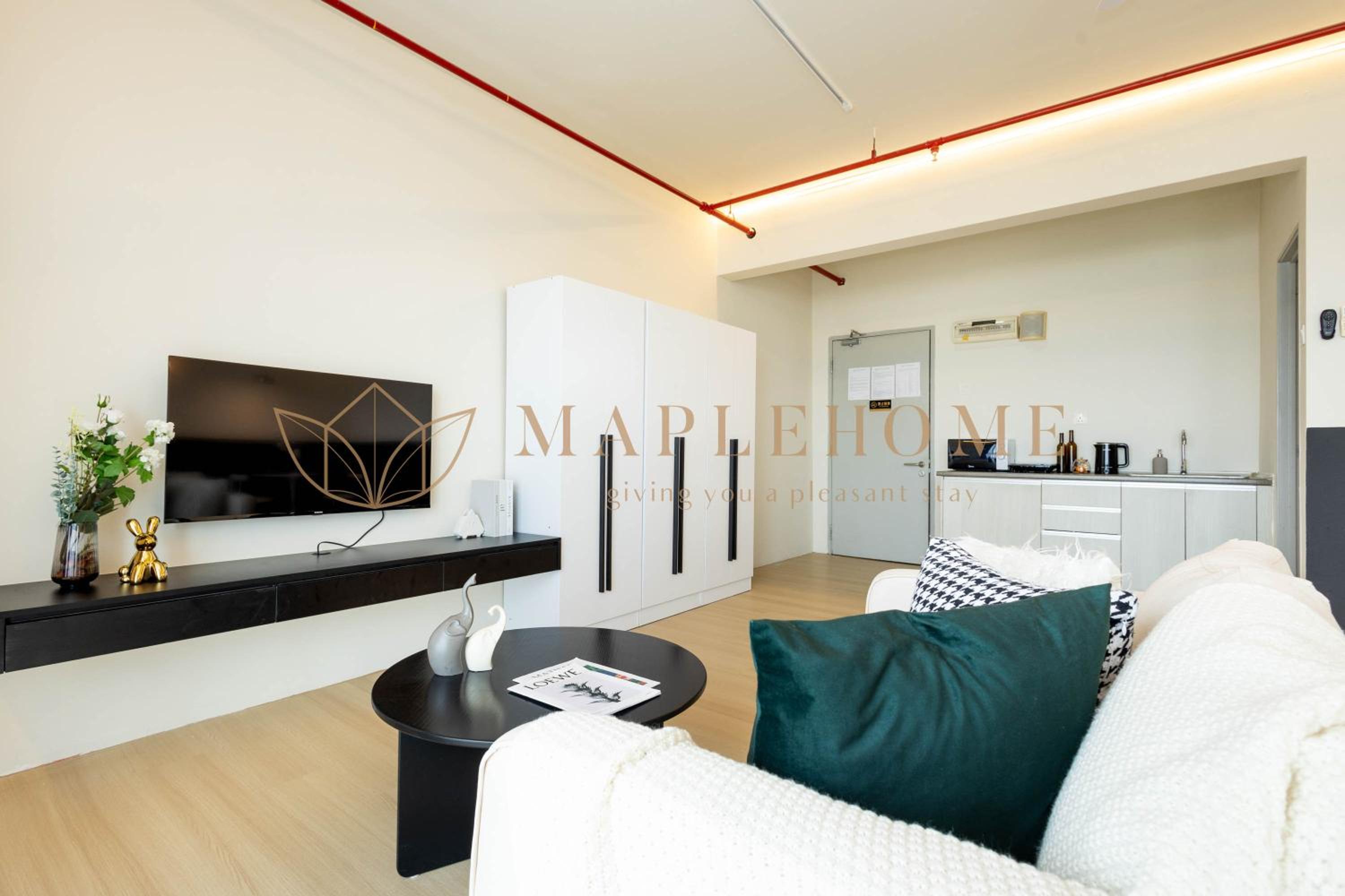 Deluxe Queen Suite - Photo 13