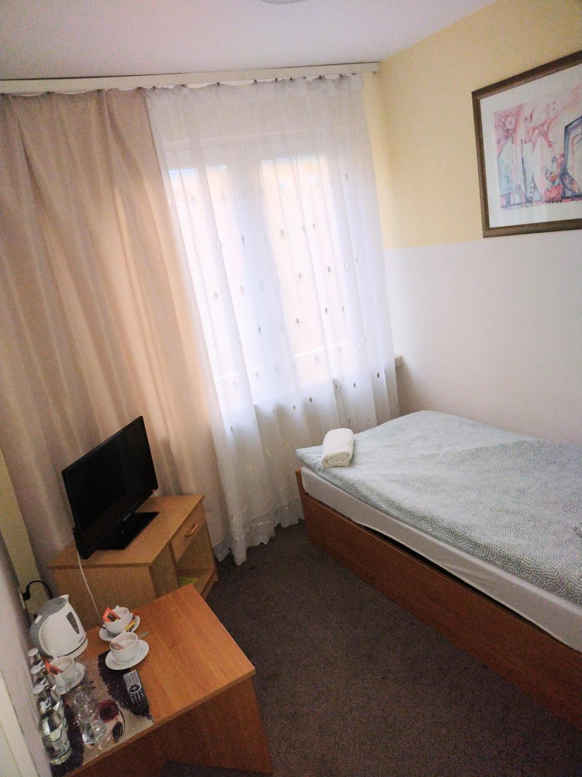Economy Triple Room photo 2