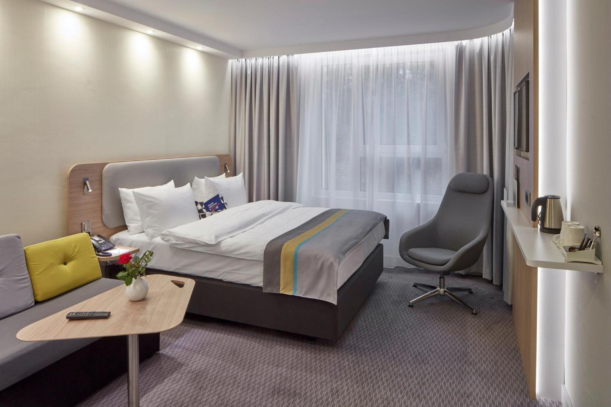 Standard Queen Room with Single Sofa Bed photo 3