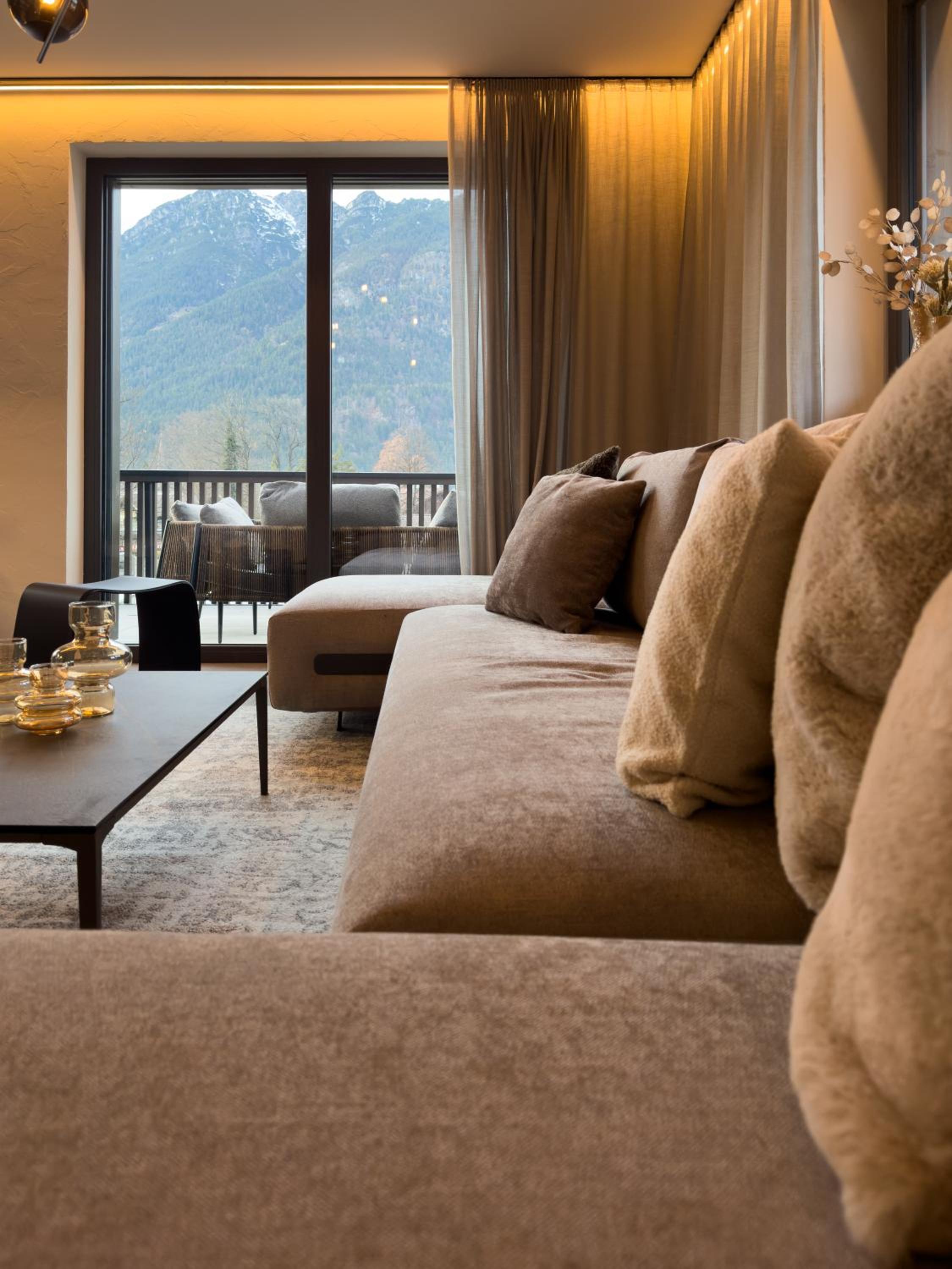 Four-Bedroom Apartment with Balcony and Mountain View photo 2
