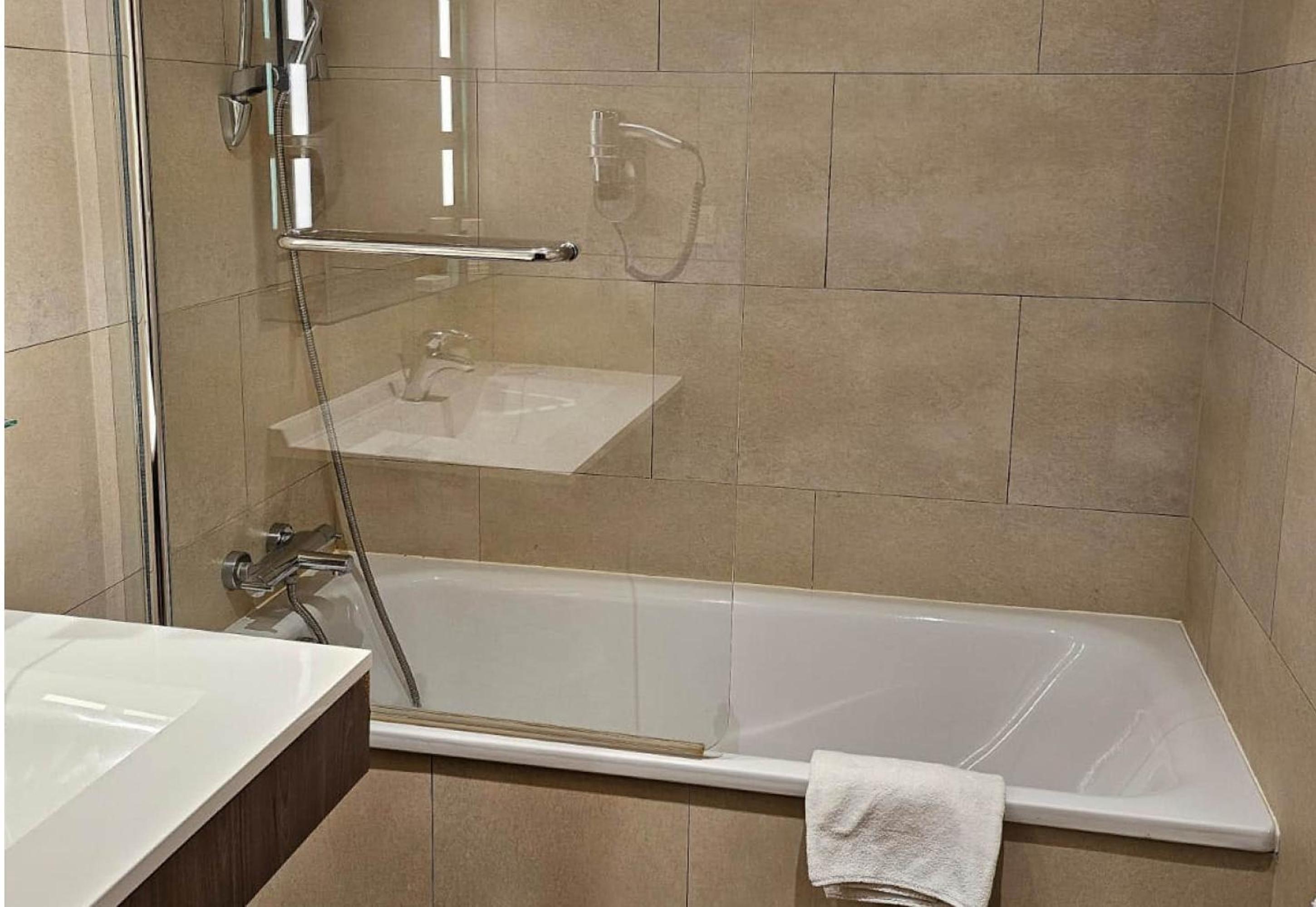 Classic Twin Room - Photo 2