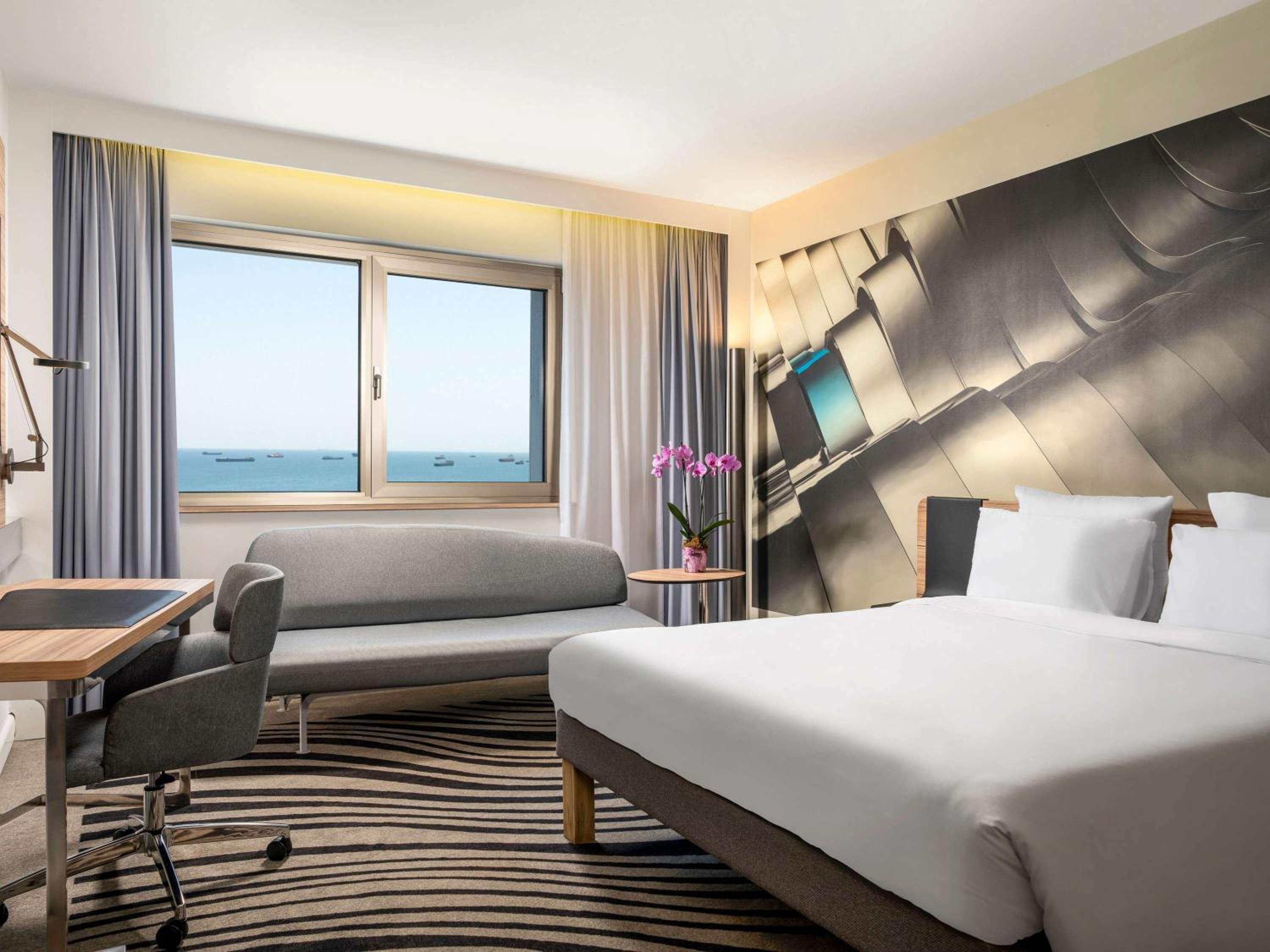 Superior Queen Room with Sofa and Sea View photo 1