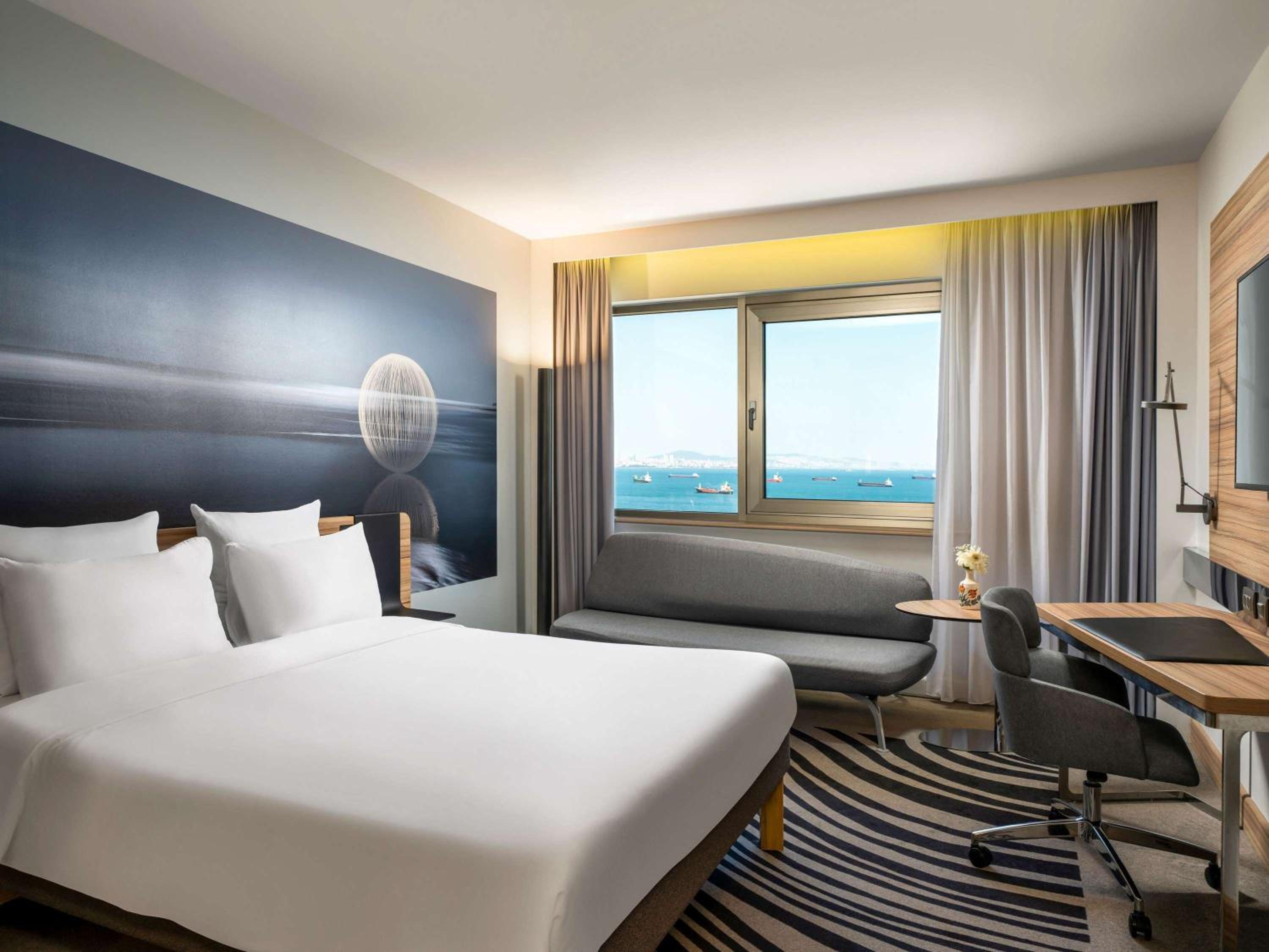 Queen Suite with Sofa and Sea View photo 1