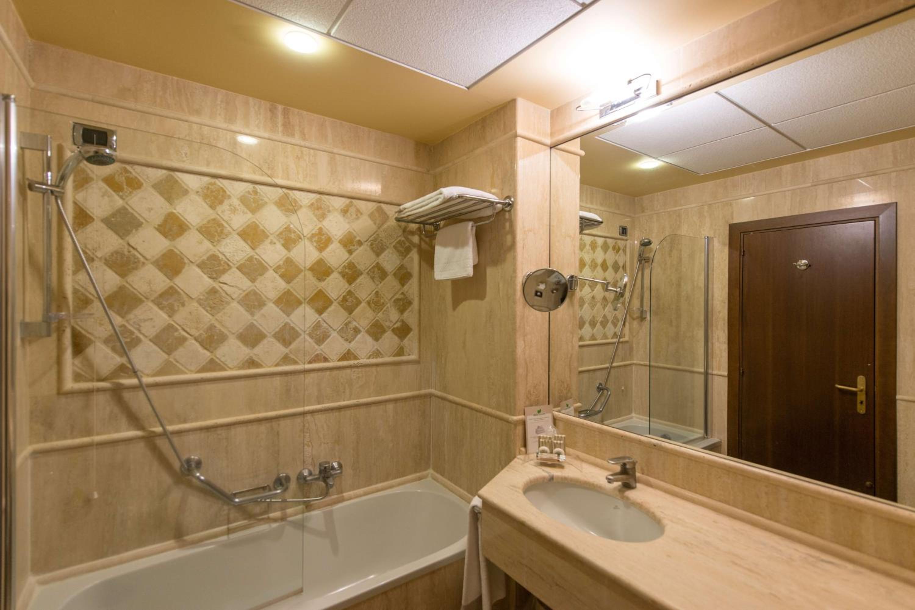 Standard Triple Room - Photo 4
