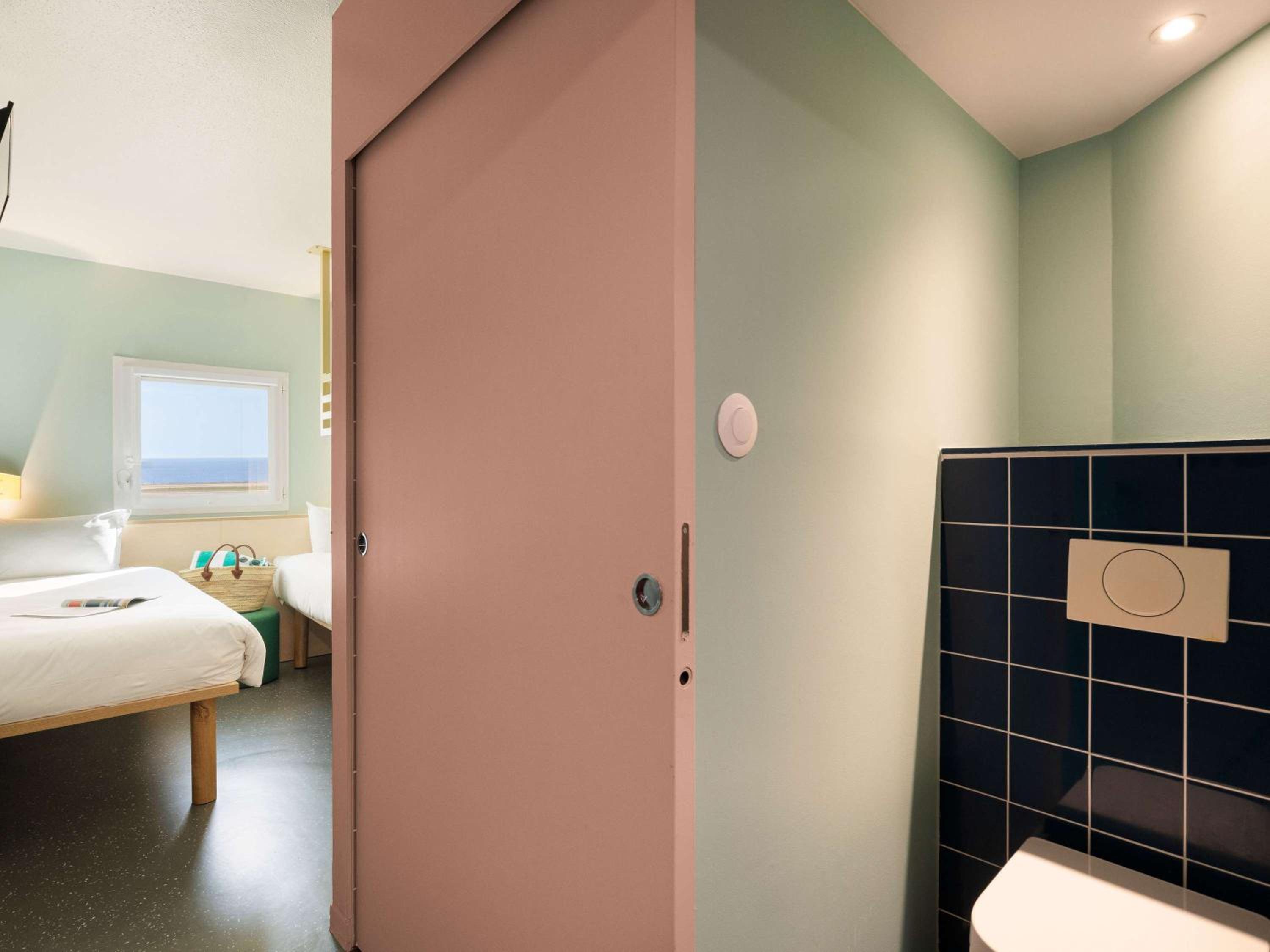 POP Triple Room with Two Single and One Bunk Bed - Photo 2