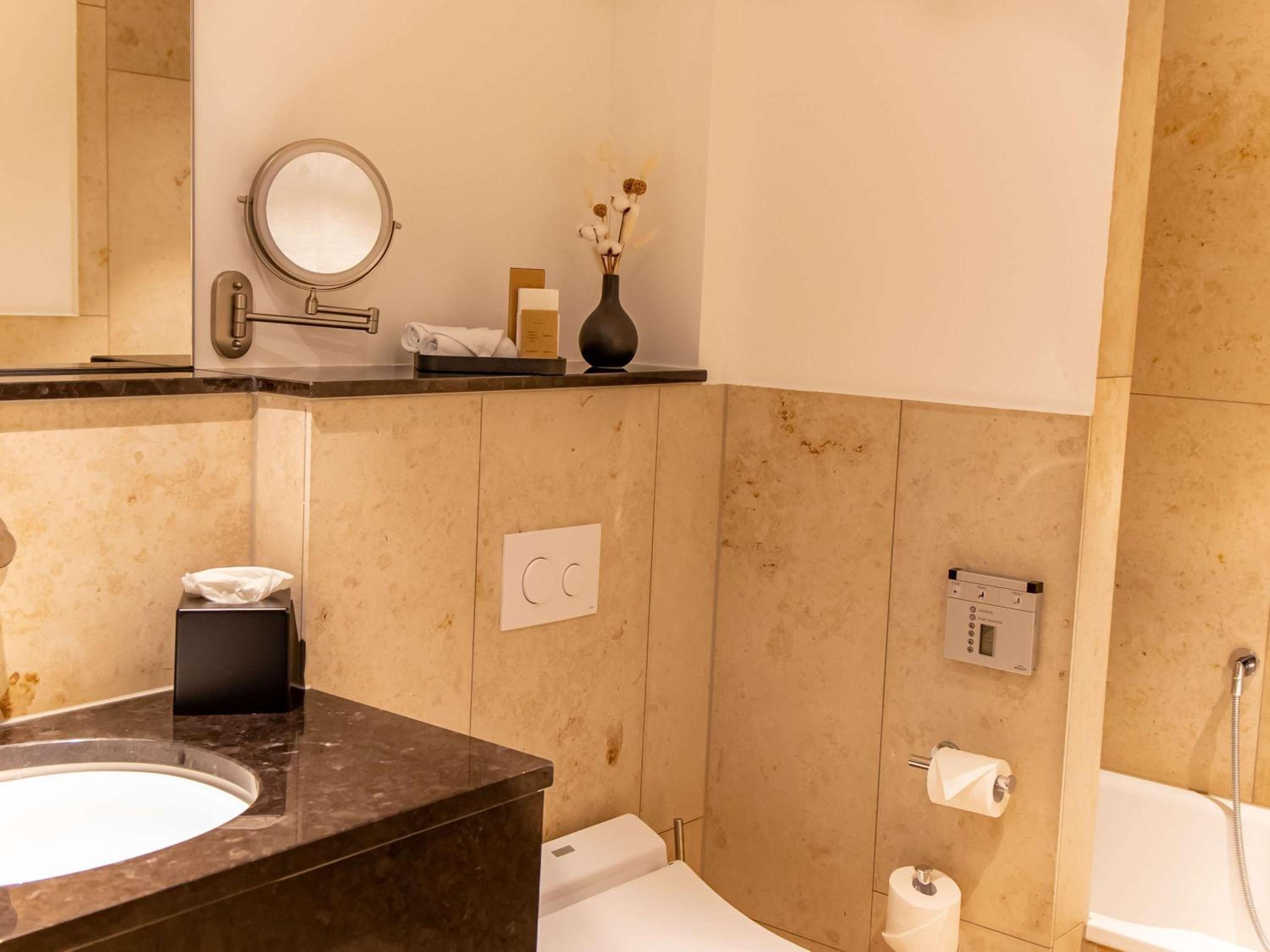 Deluxe Double Room with City View - Photo 2