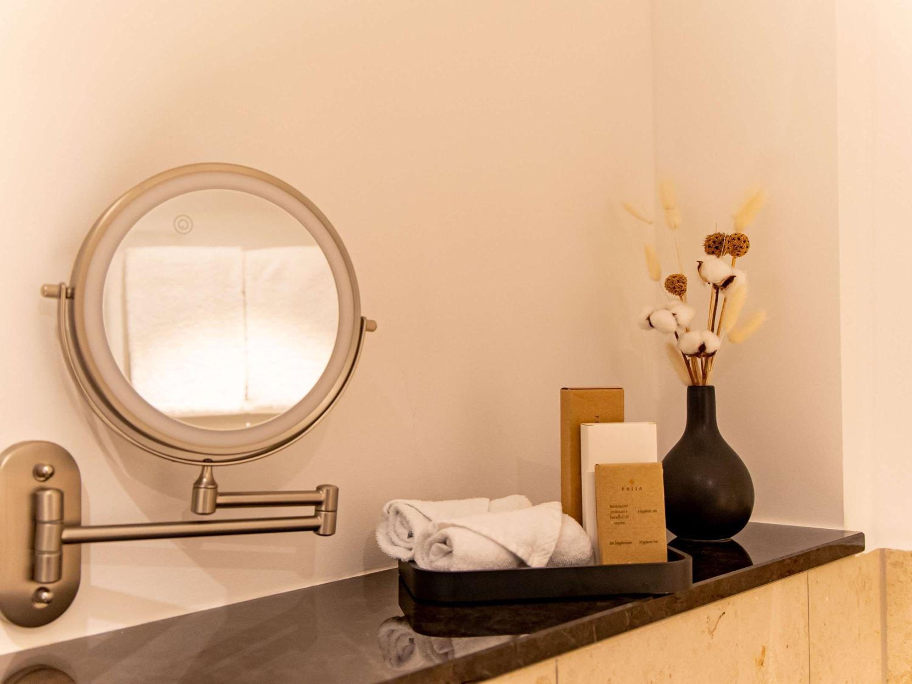 Deluxe Double Room with City View - Photo 7