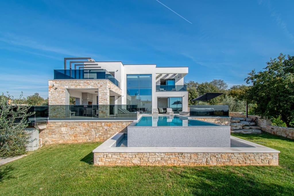 Villa photo 2