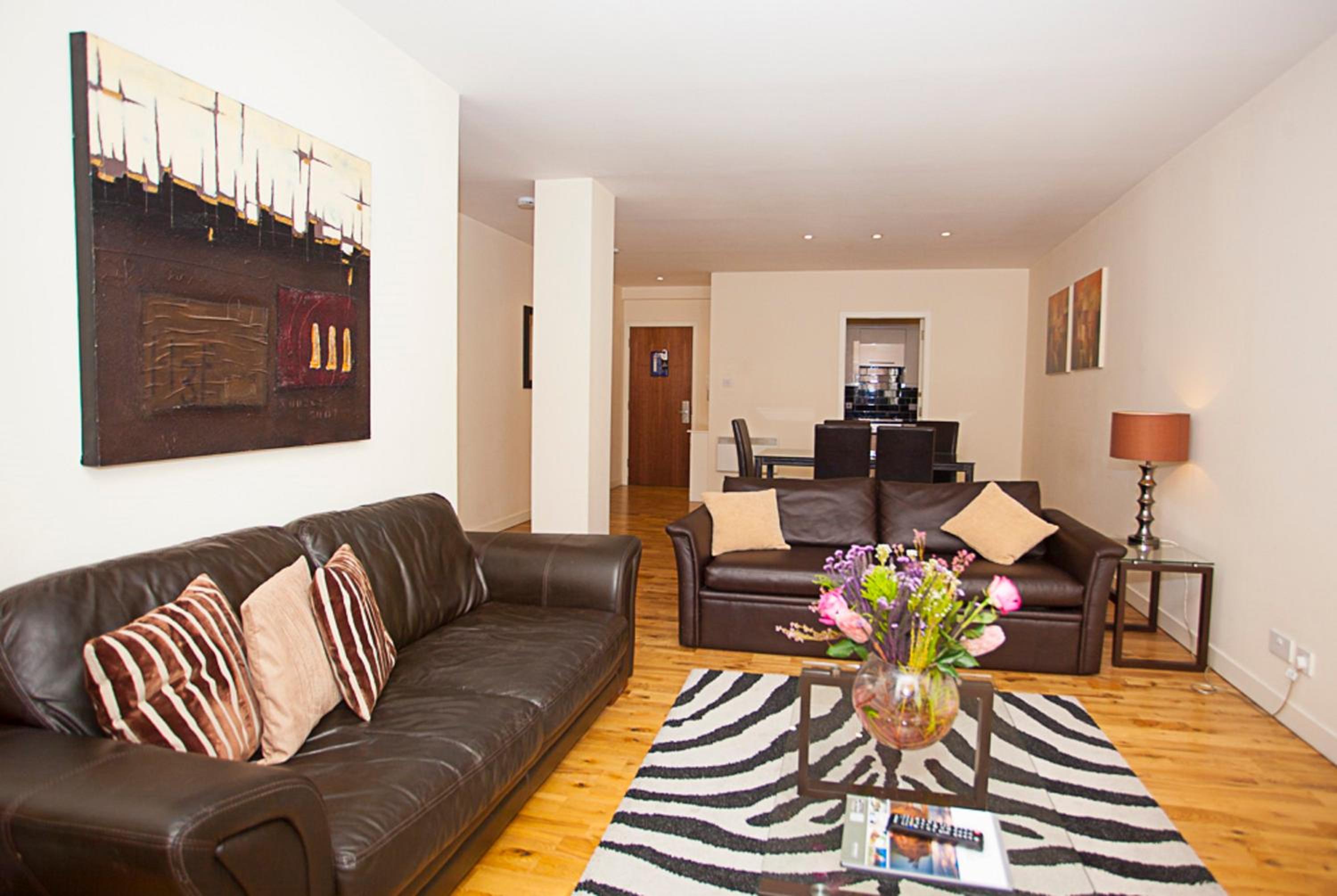 One-Bedroom Apartment - Photo 2