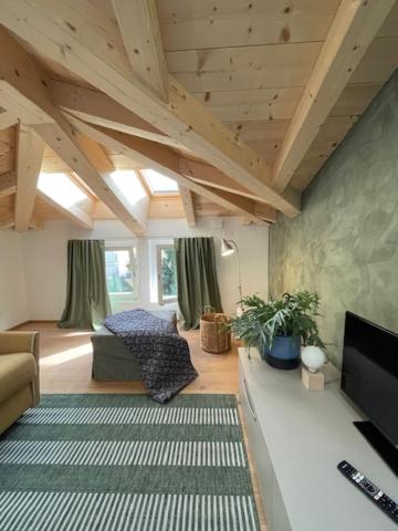 King Studio With Sofa Bed photo 3