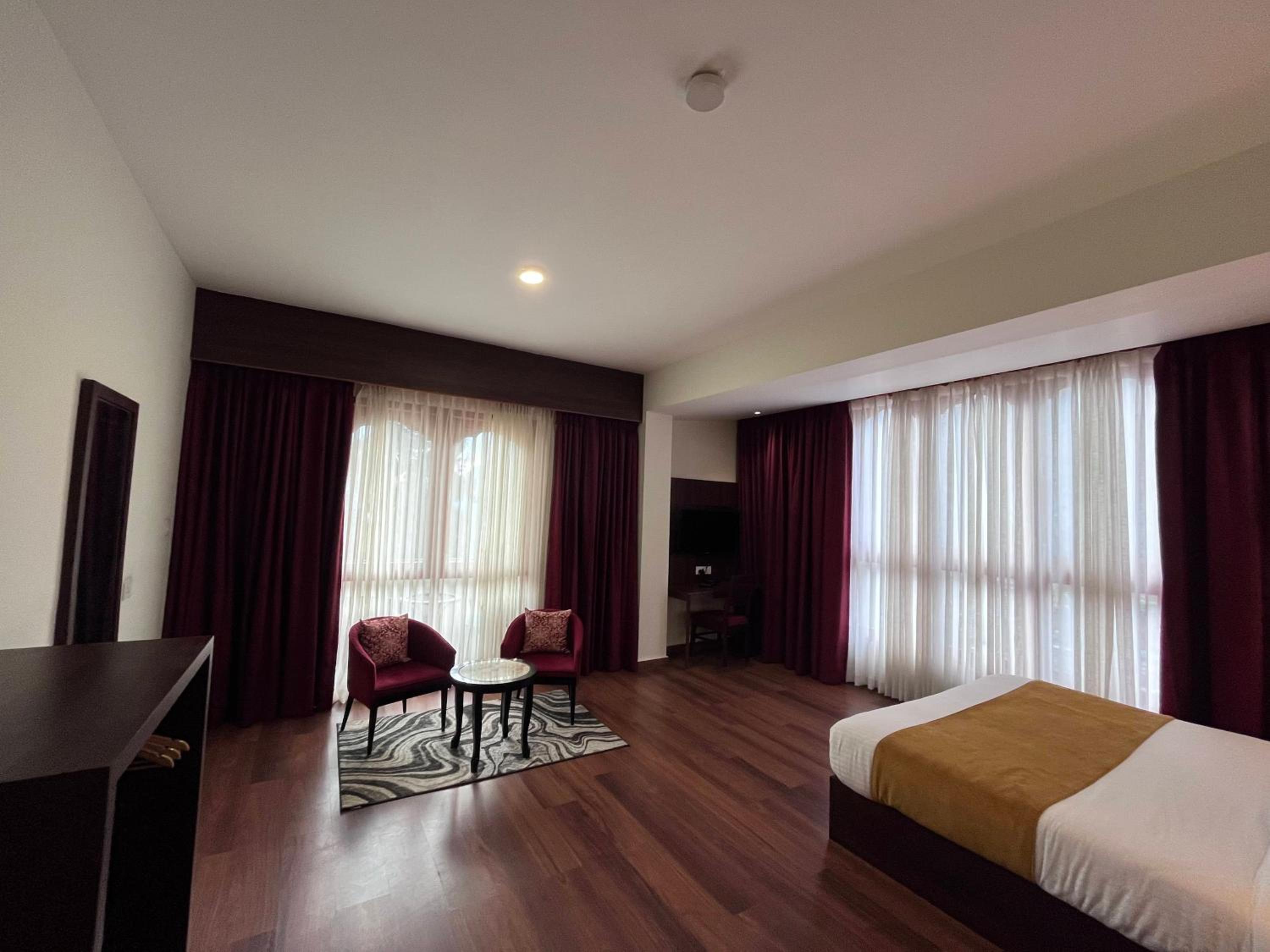 Junior Suite with Balcony - Photo 8