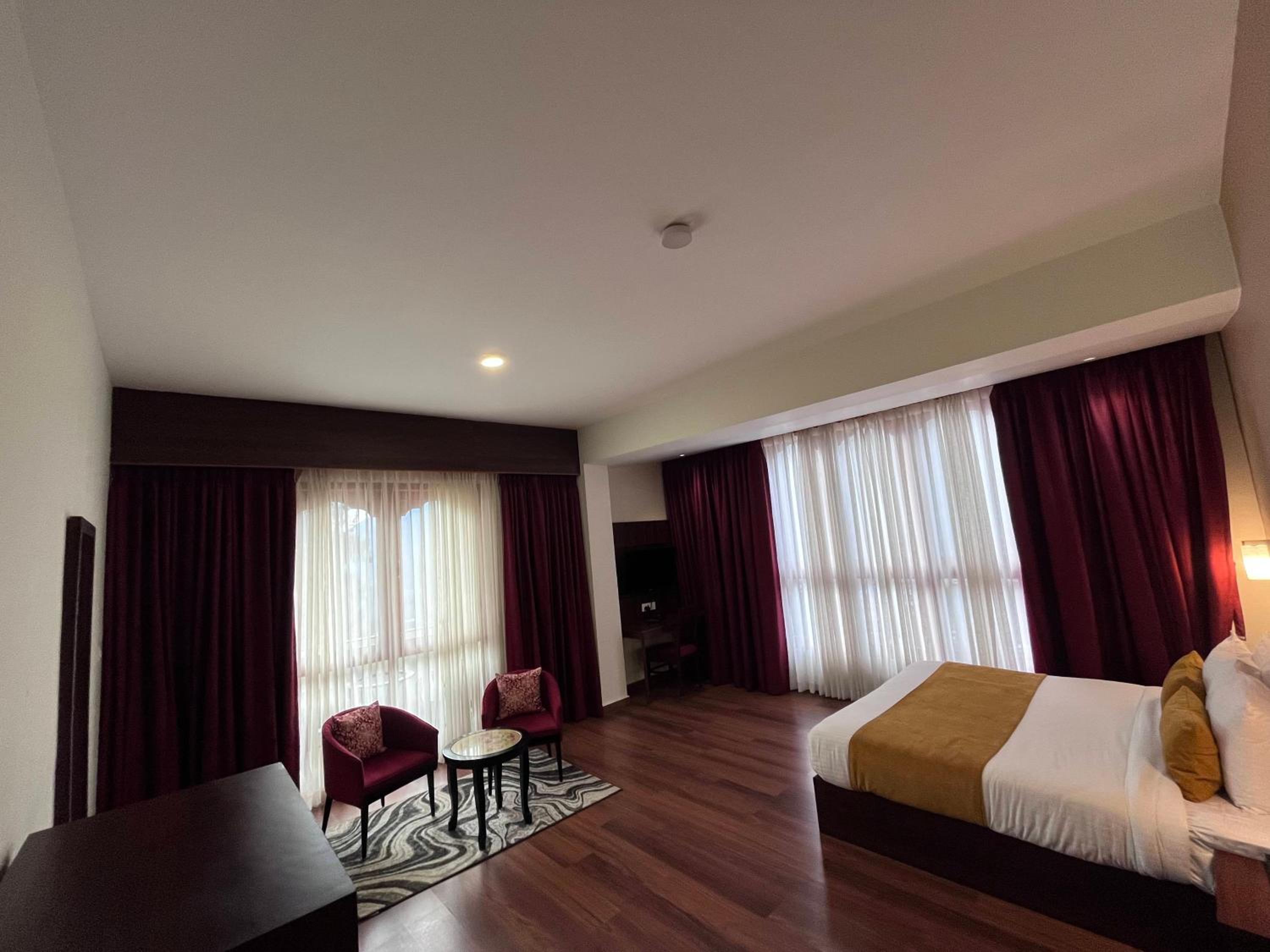 Junior Suite with Balcony - Photo 6