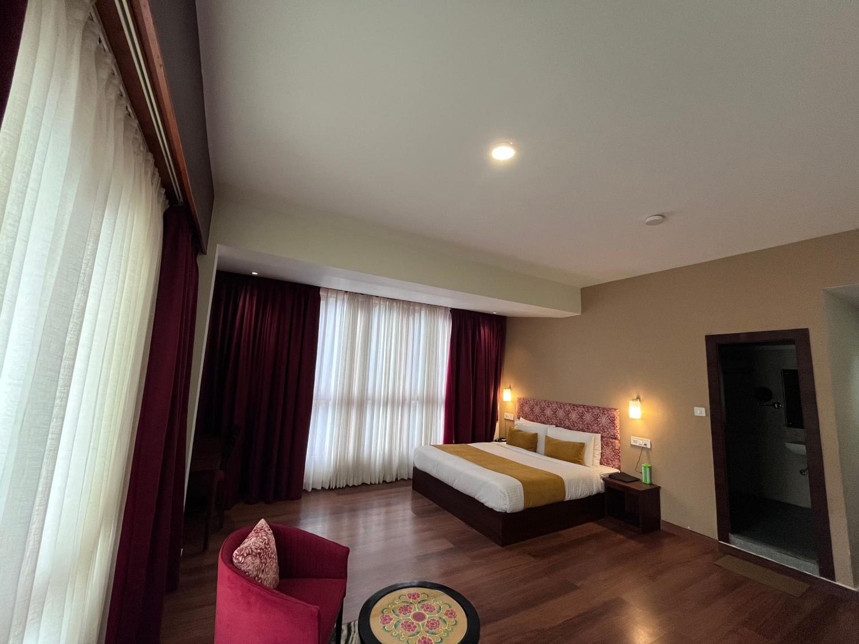 Junior Suite with Balcony - Photo 4