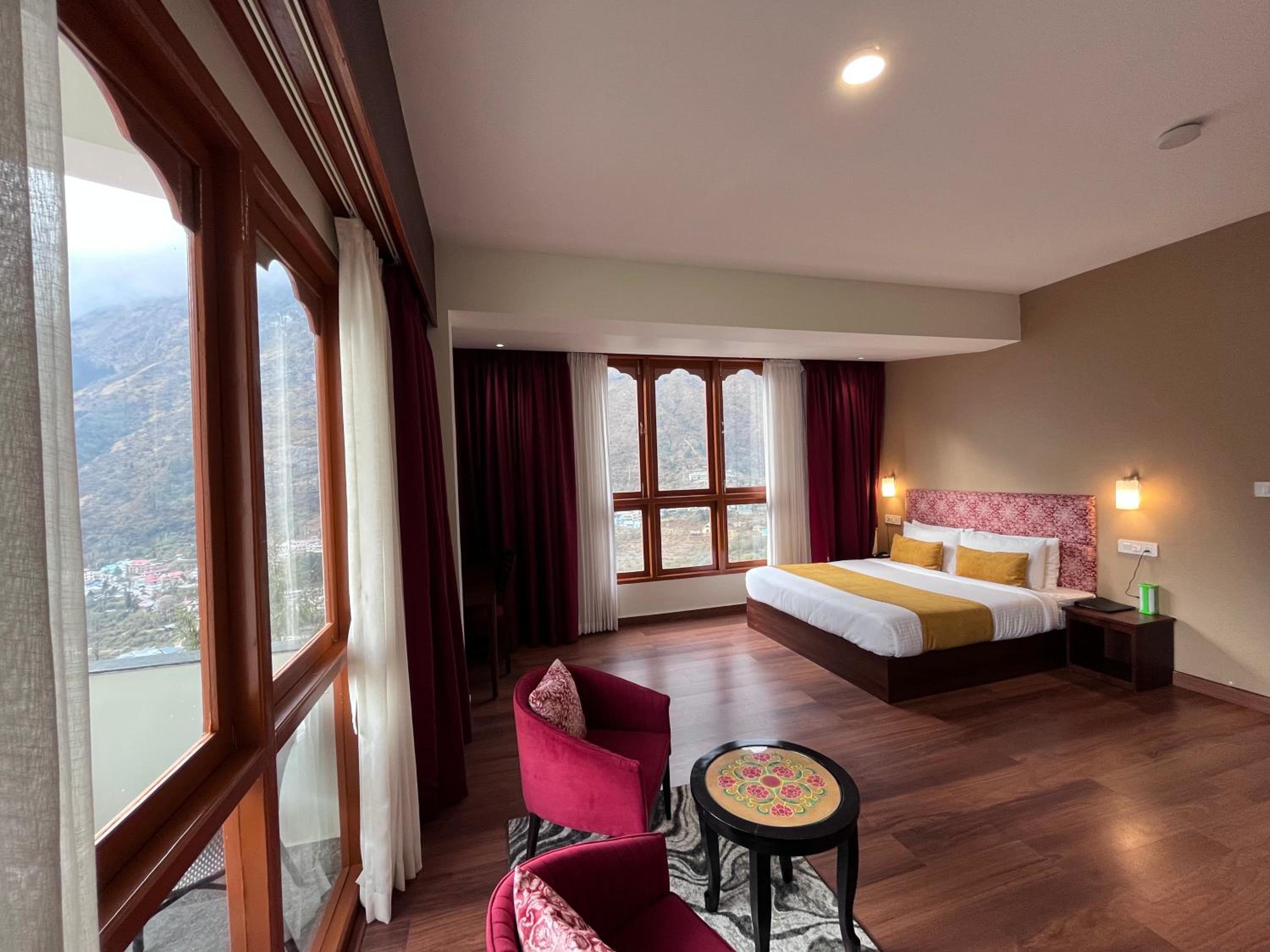 Junior Suite with Balcony - Photo 3