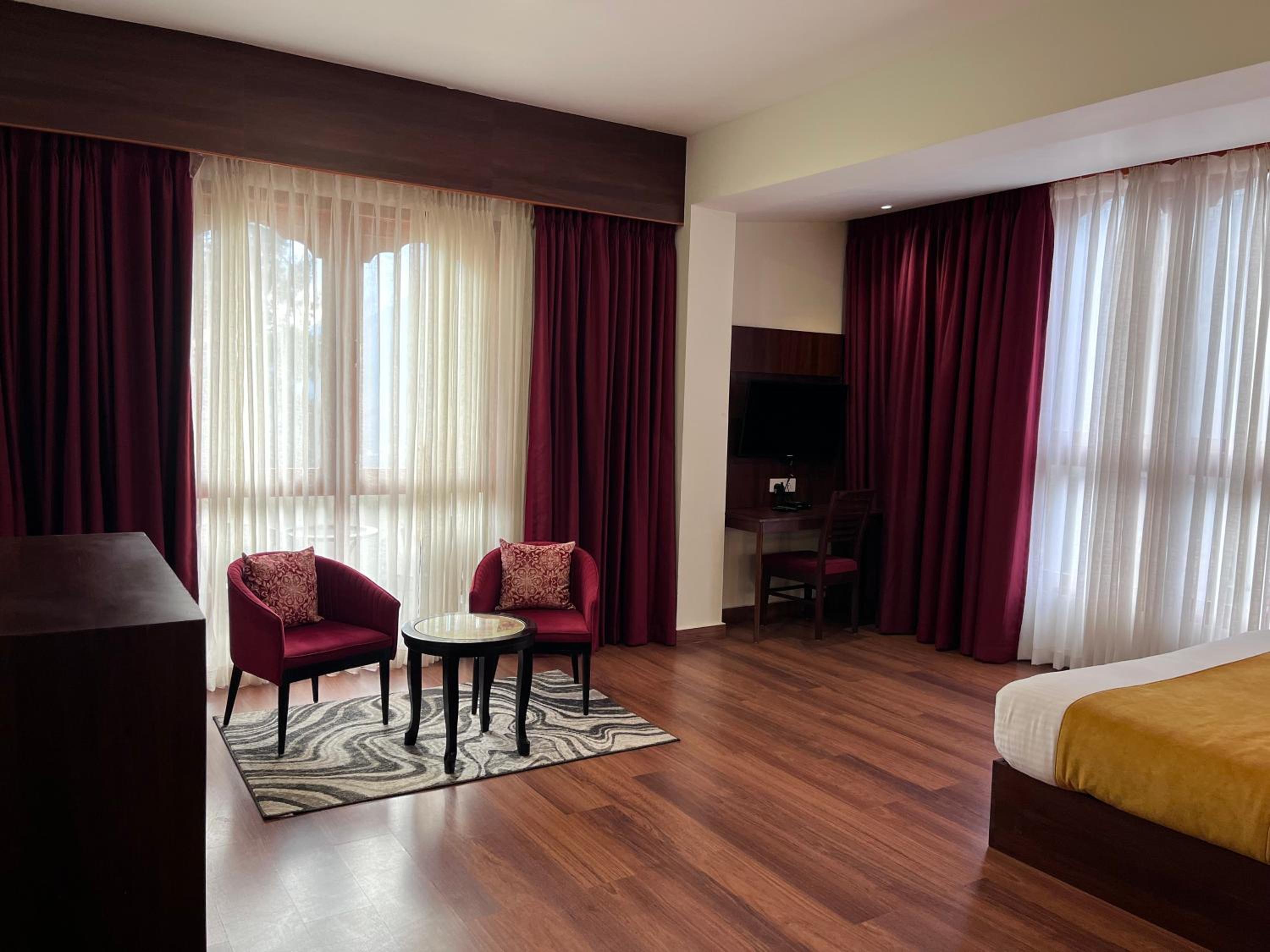 Junior Suite with Balcony - Photo 2