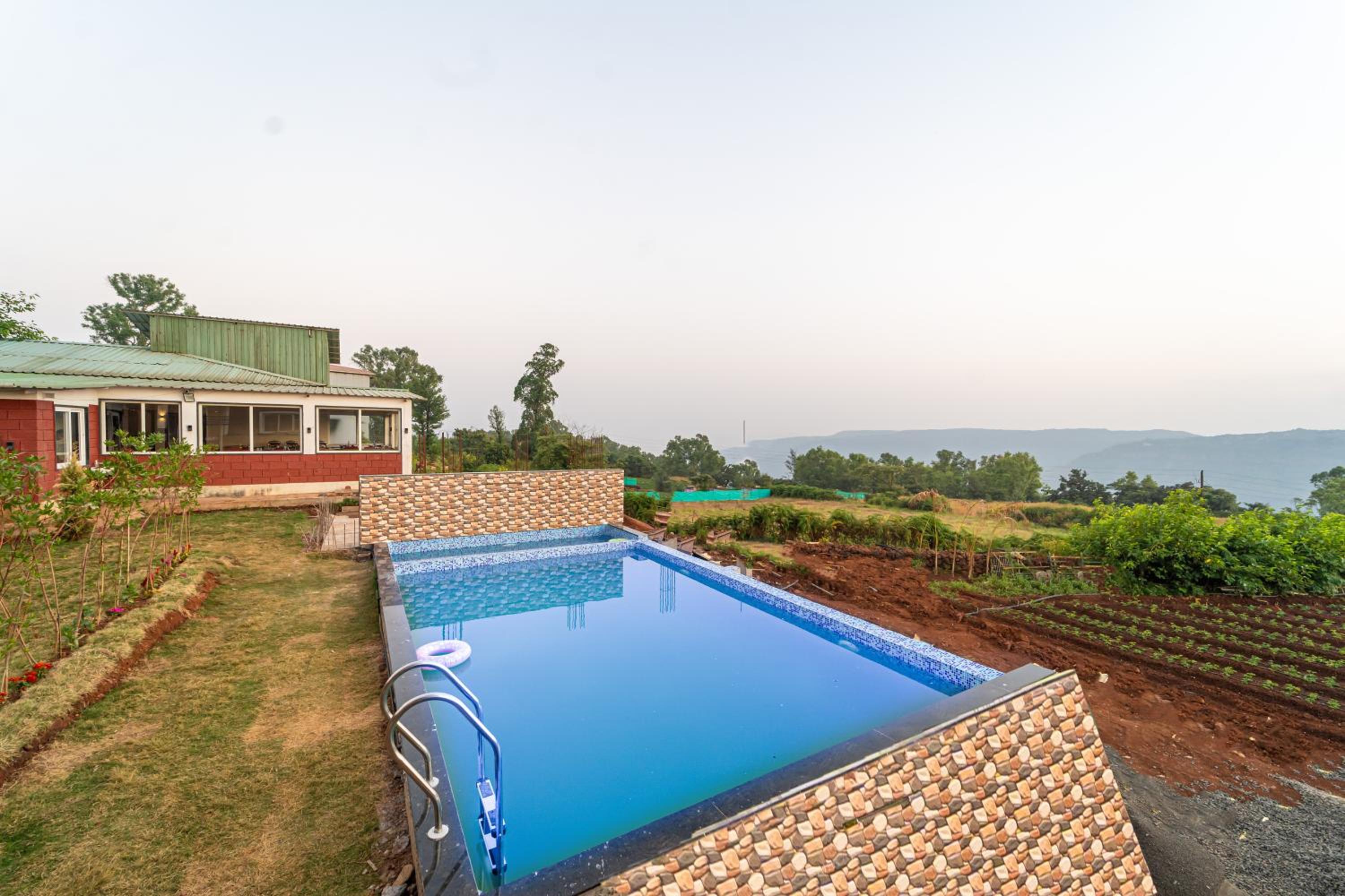 Deluxe valley view Room With Balcony (First Floor) - Photo 2