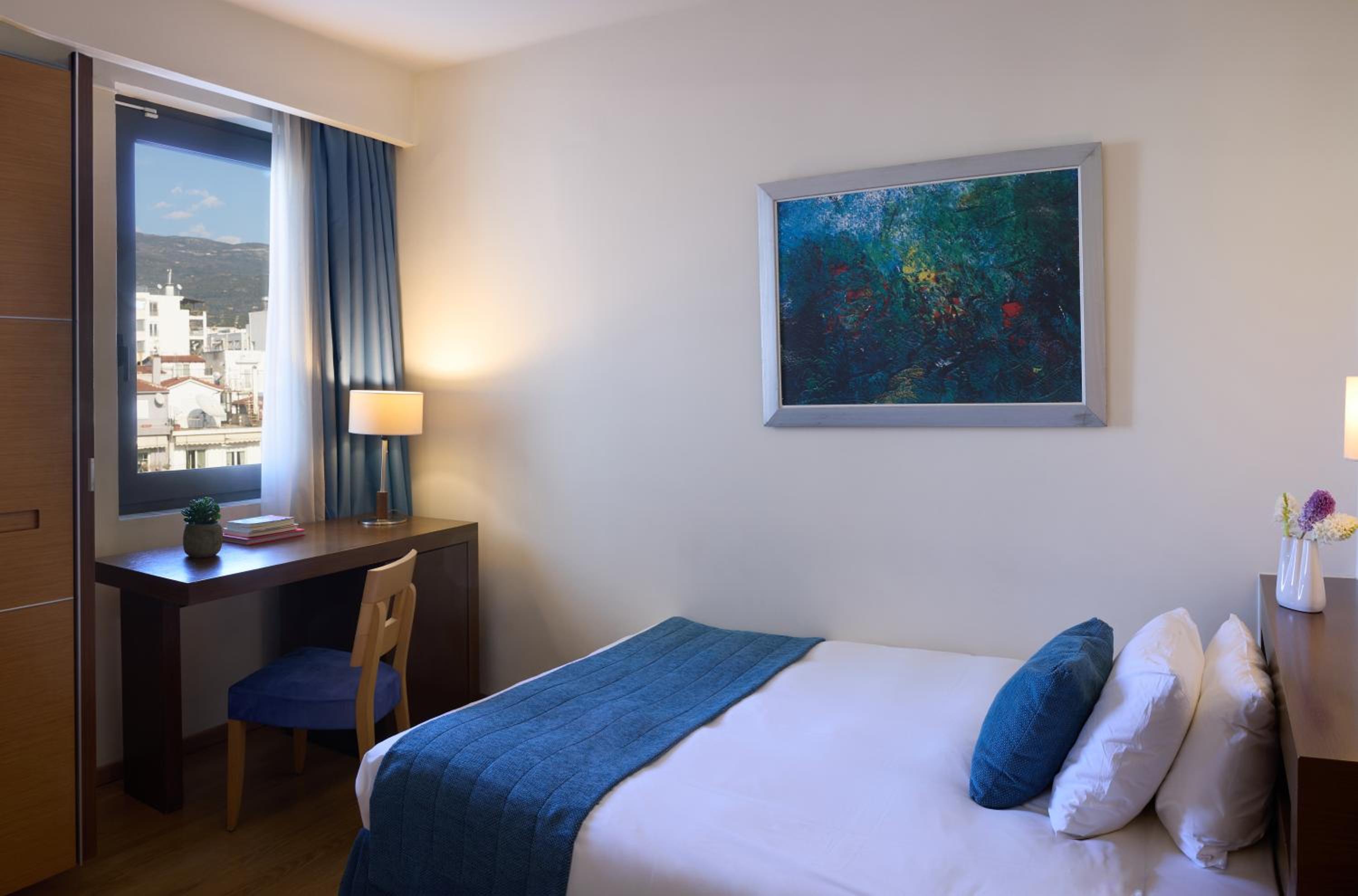Double Room with City View - Photo 4