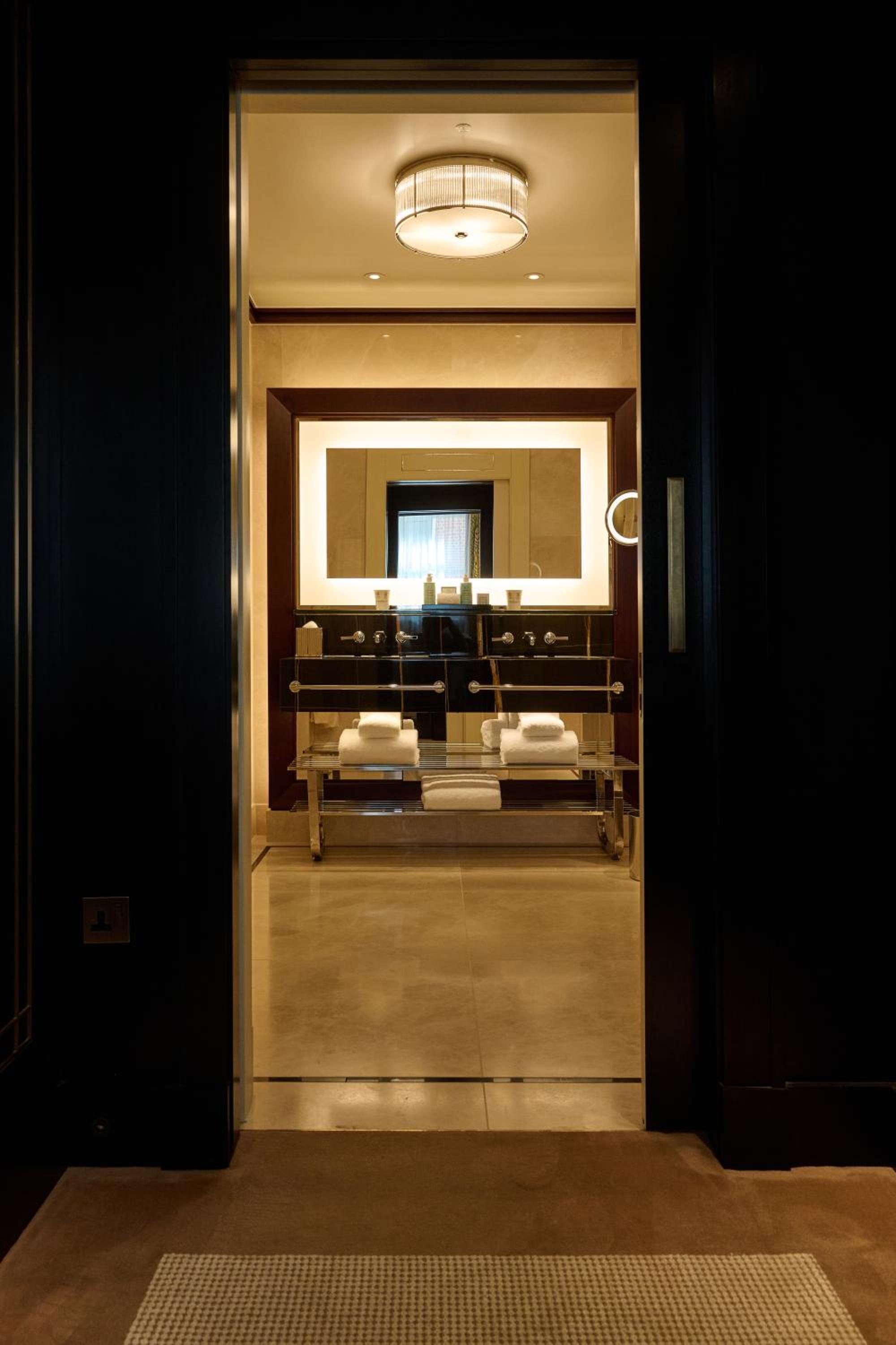One-Bedroom Mayfair Suite thumbnail 5