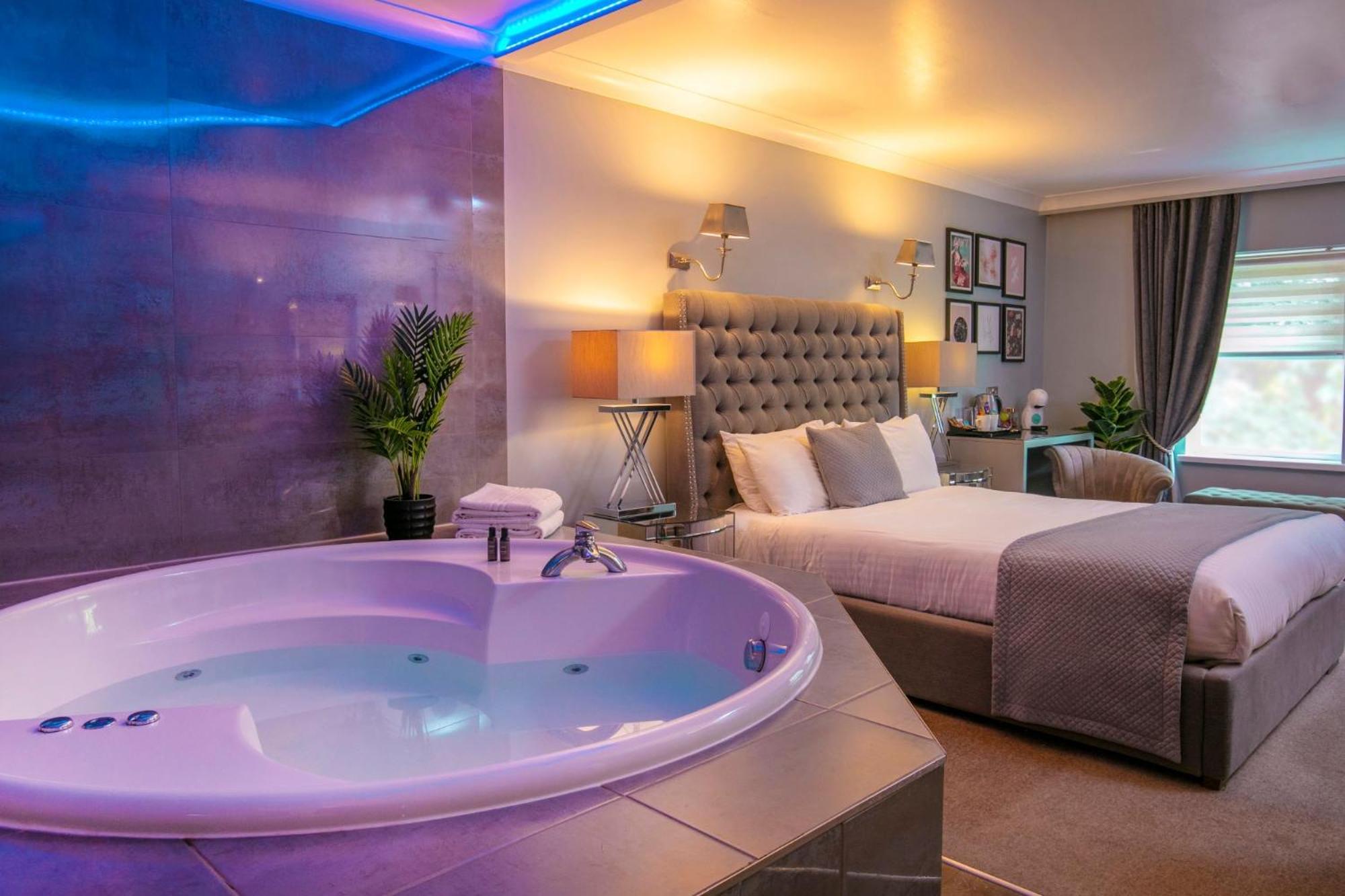 Deluxe King Room with Jetted Tub - Non-Smoking