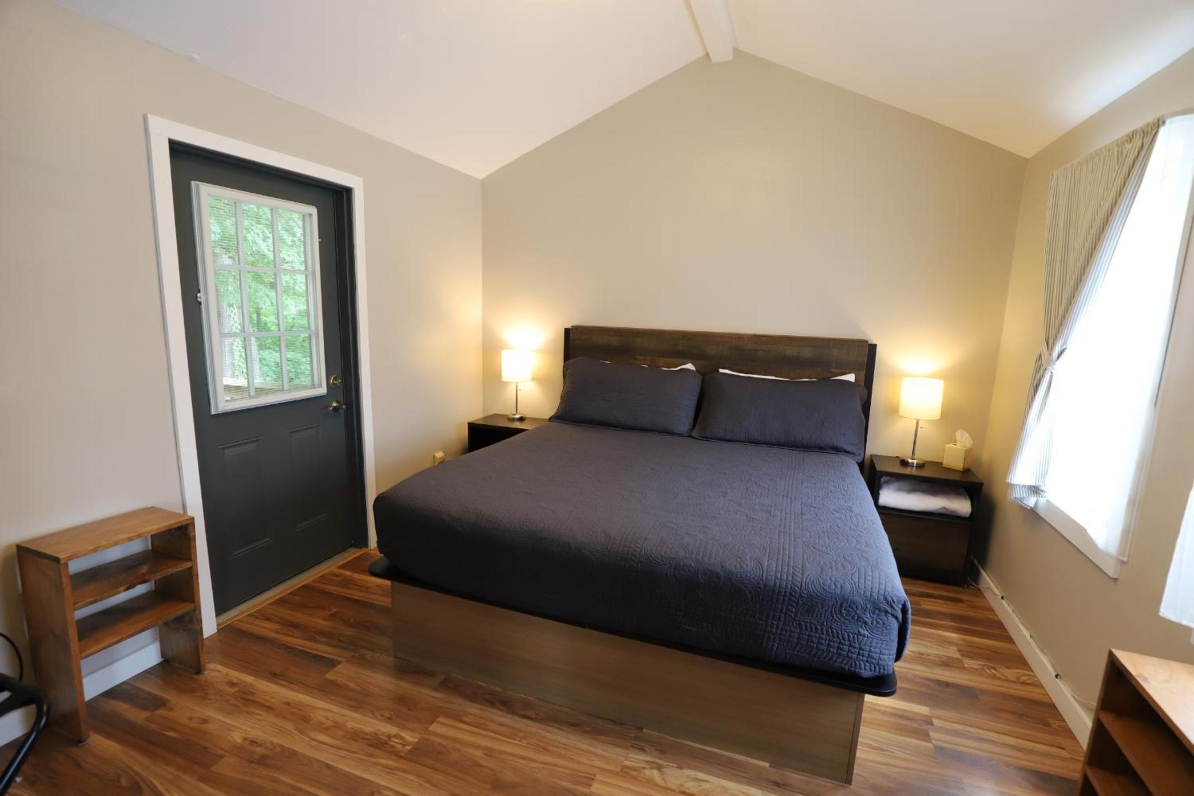 Creekside Cabin (1 king) photo 1