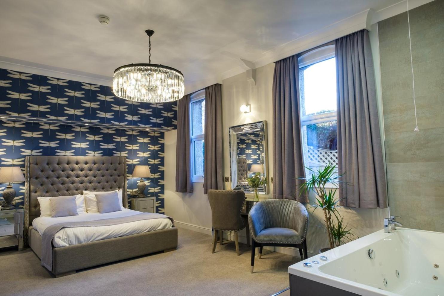 Deluxe King Room with Jetted Tub - Non-Smoking photo 2