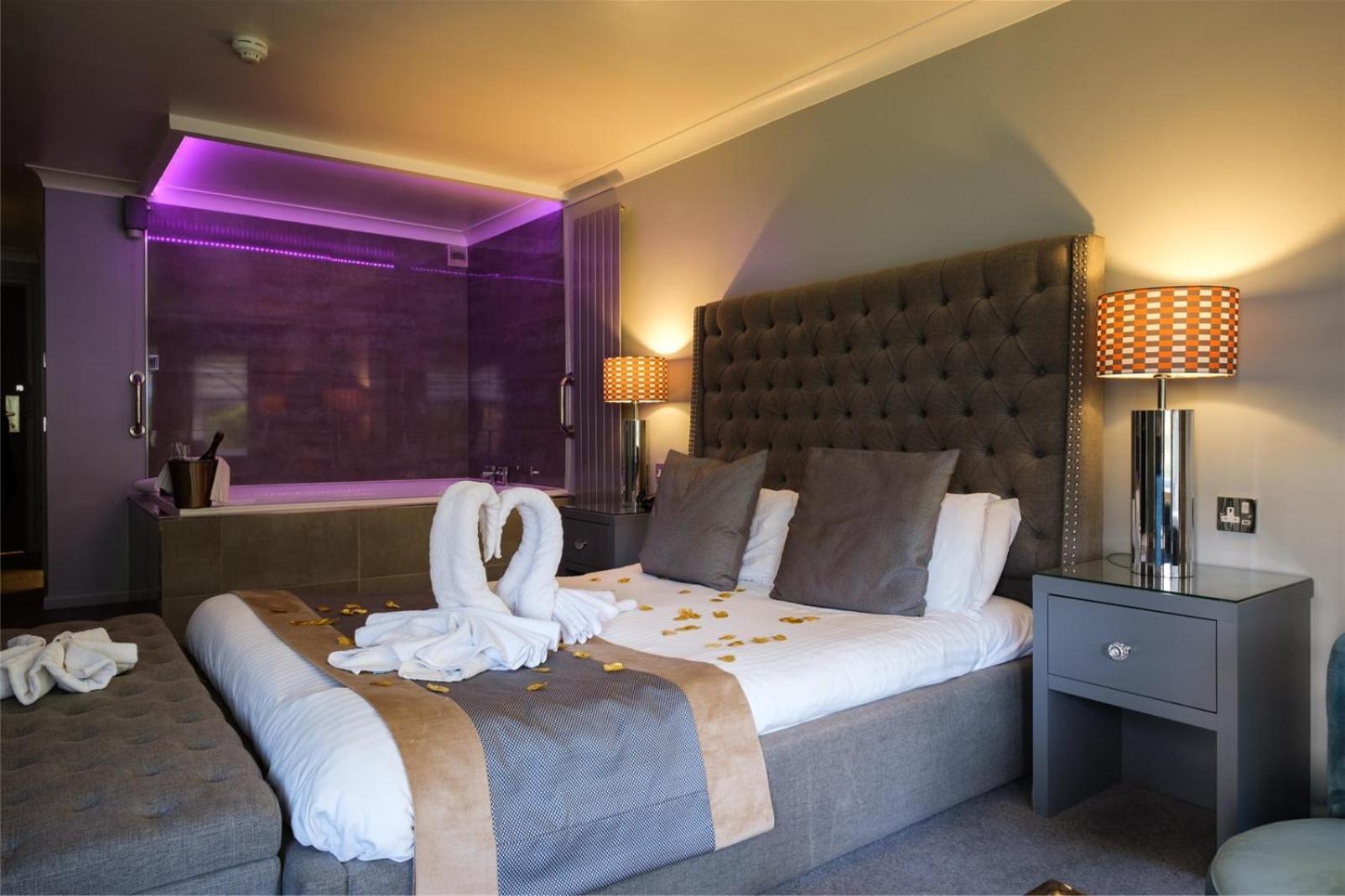 Deluxe King Room with Jetted Tub - Non-Smoking photo 3