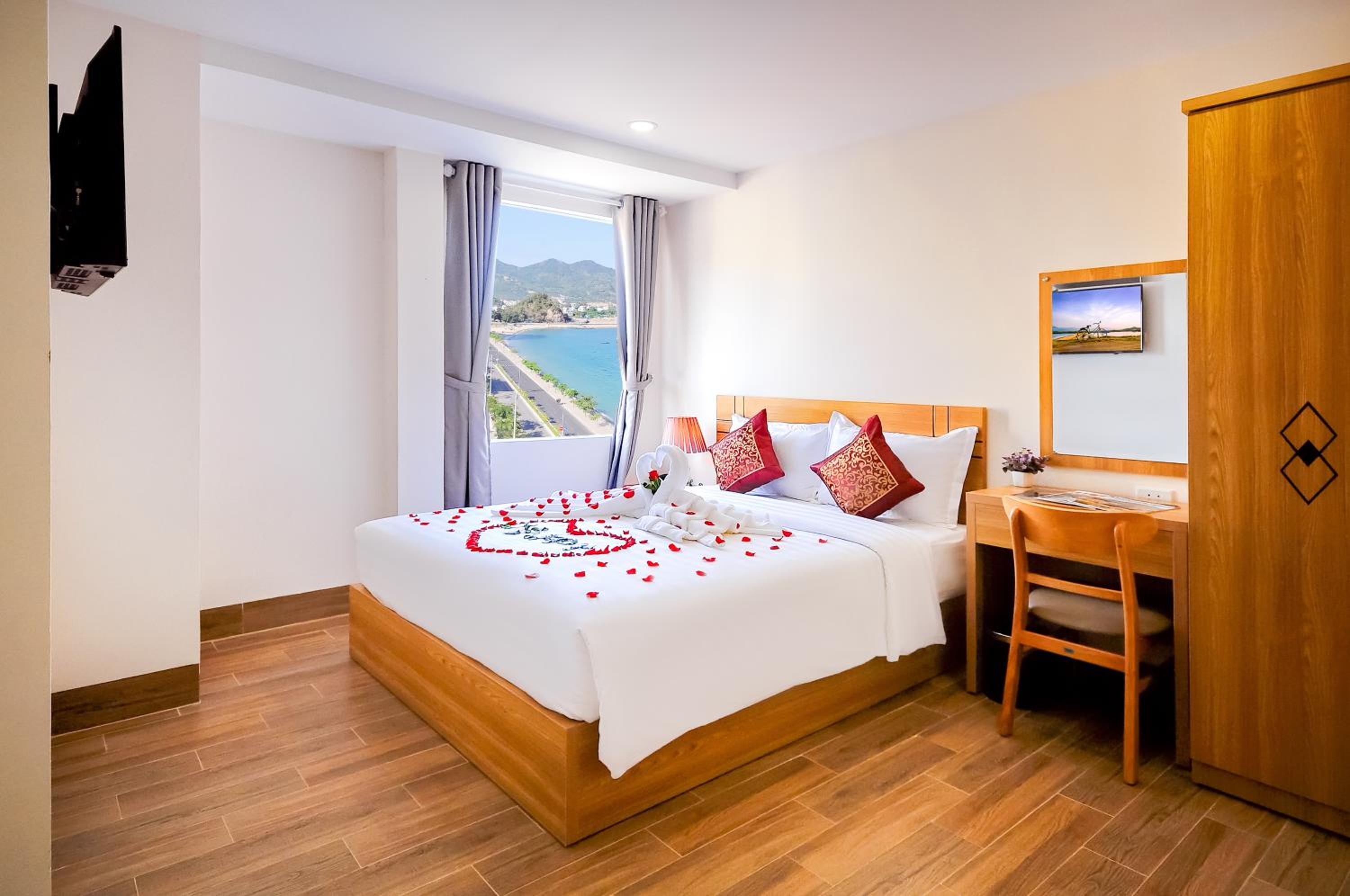 Deluxe Double Room with Sea View - Photo 1