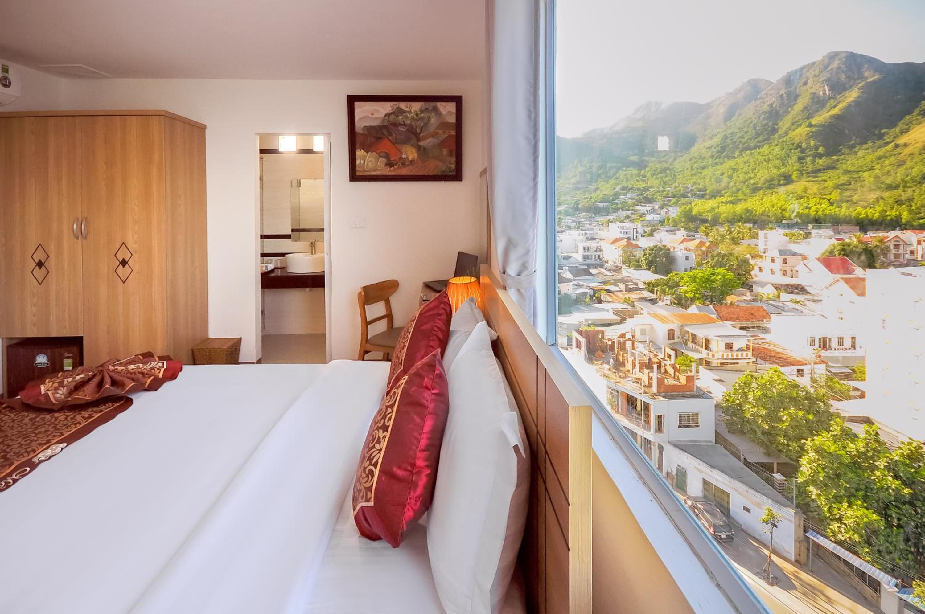 Deluxe Double Room with Sea View - Photo 4