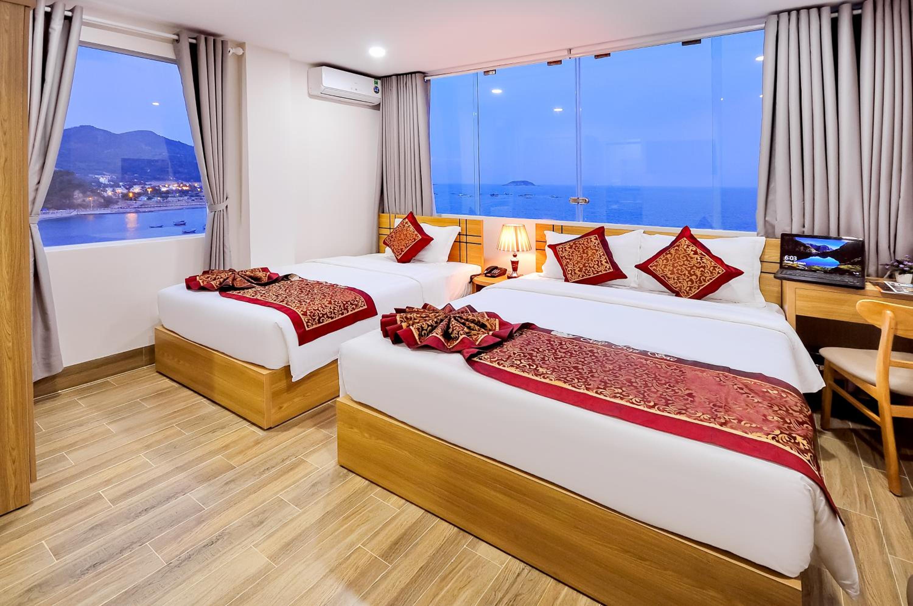 Deluxe Triple Room with Sea View - Photo 4