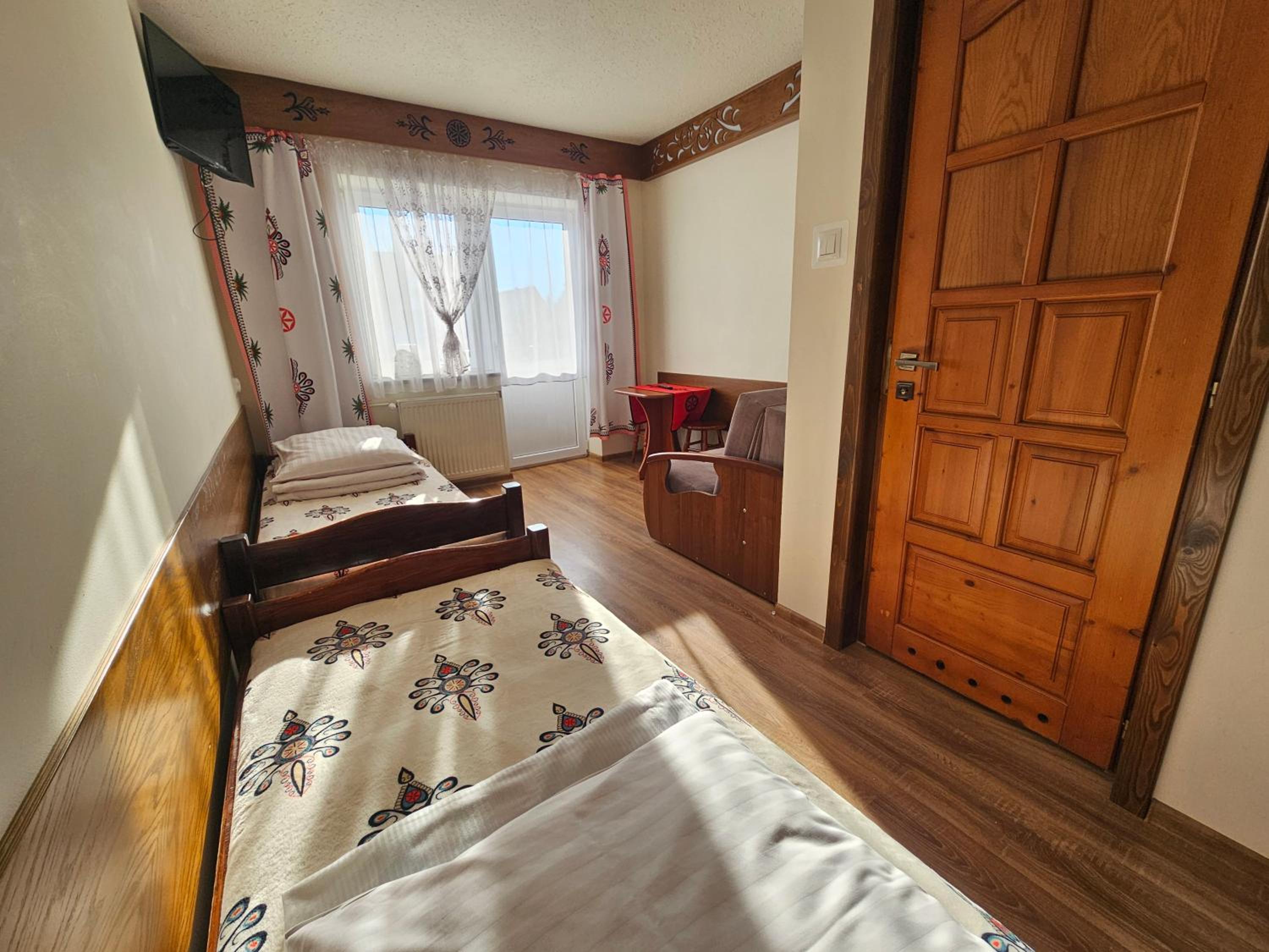 Standard Twin Room with Mountain View