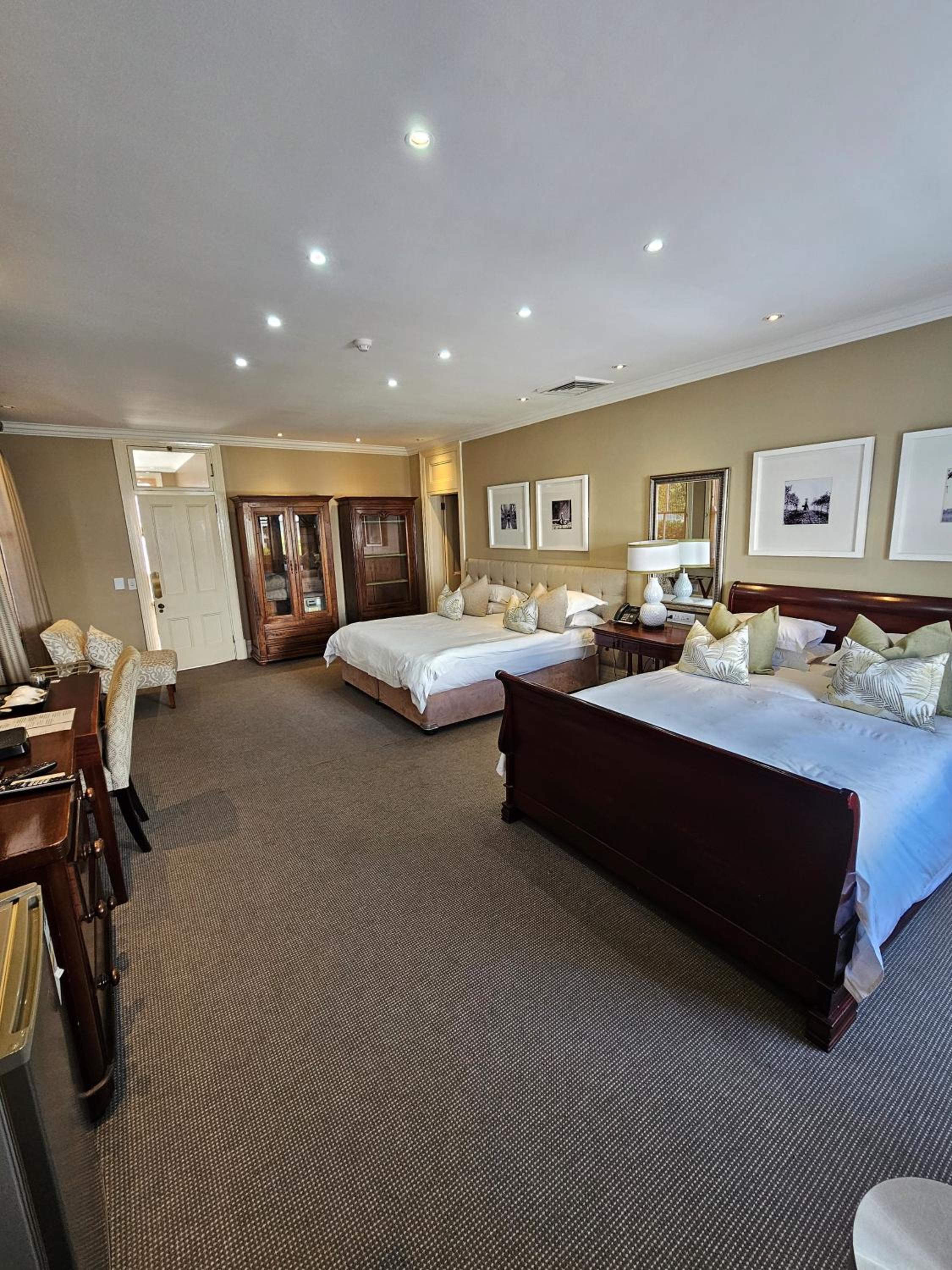 Deluxe Family Suite photo 3