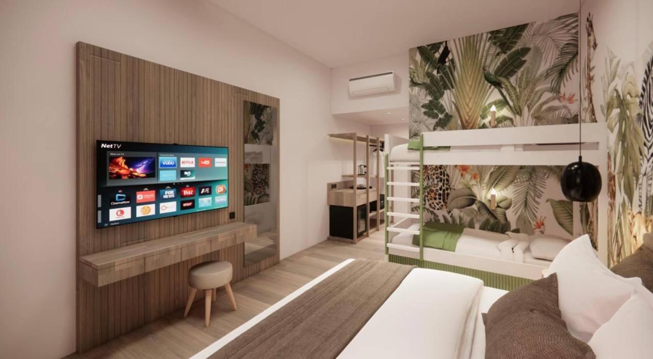 Safari - Family Room - Photo 1