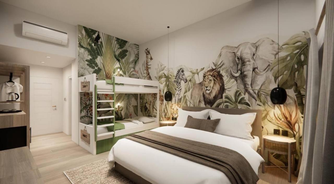 Safari - Family Room - Photo 3