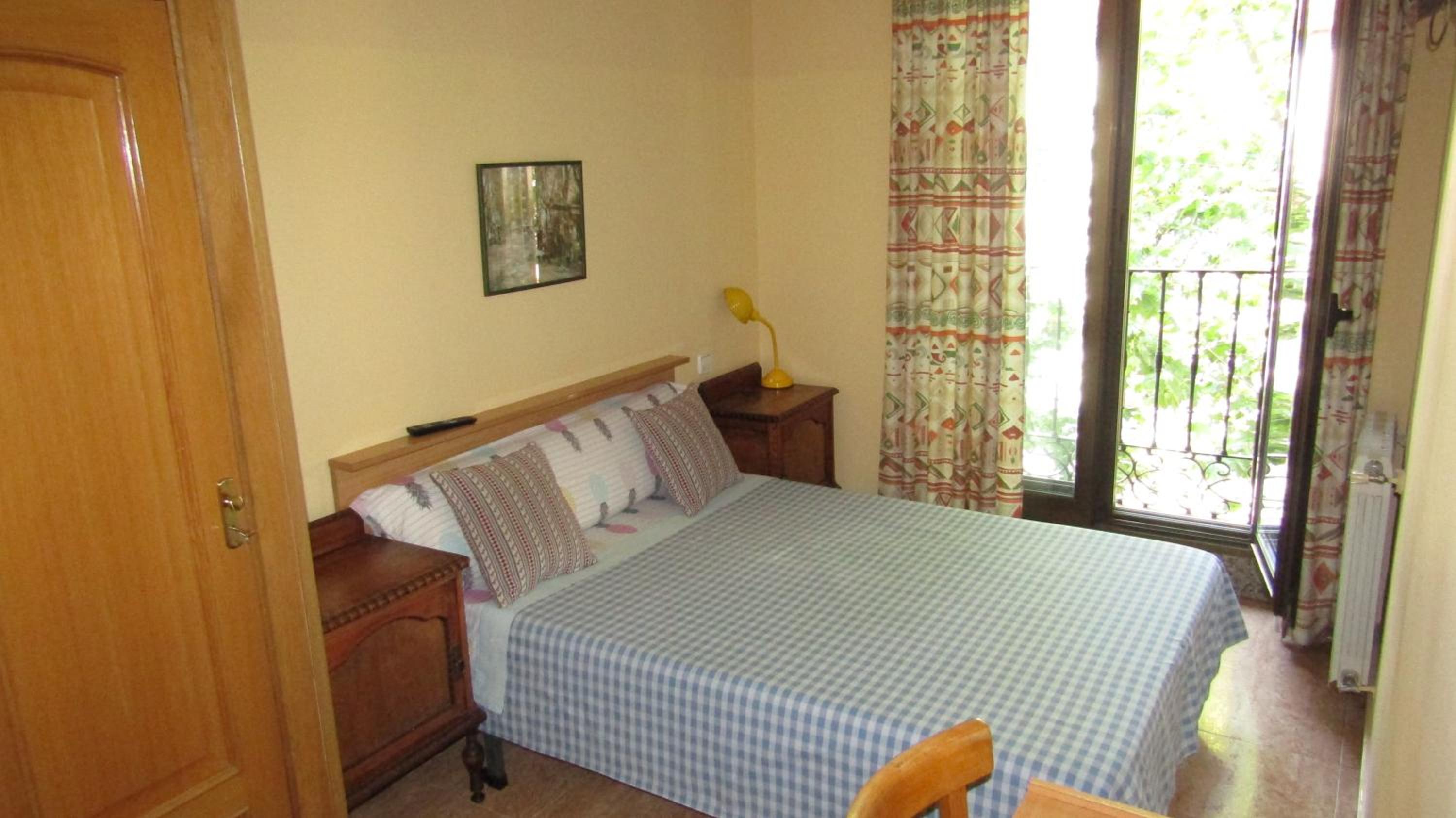 Habitación Doble con Baño Compartido y Ducha y Lavabo Privados