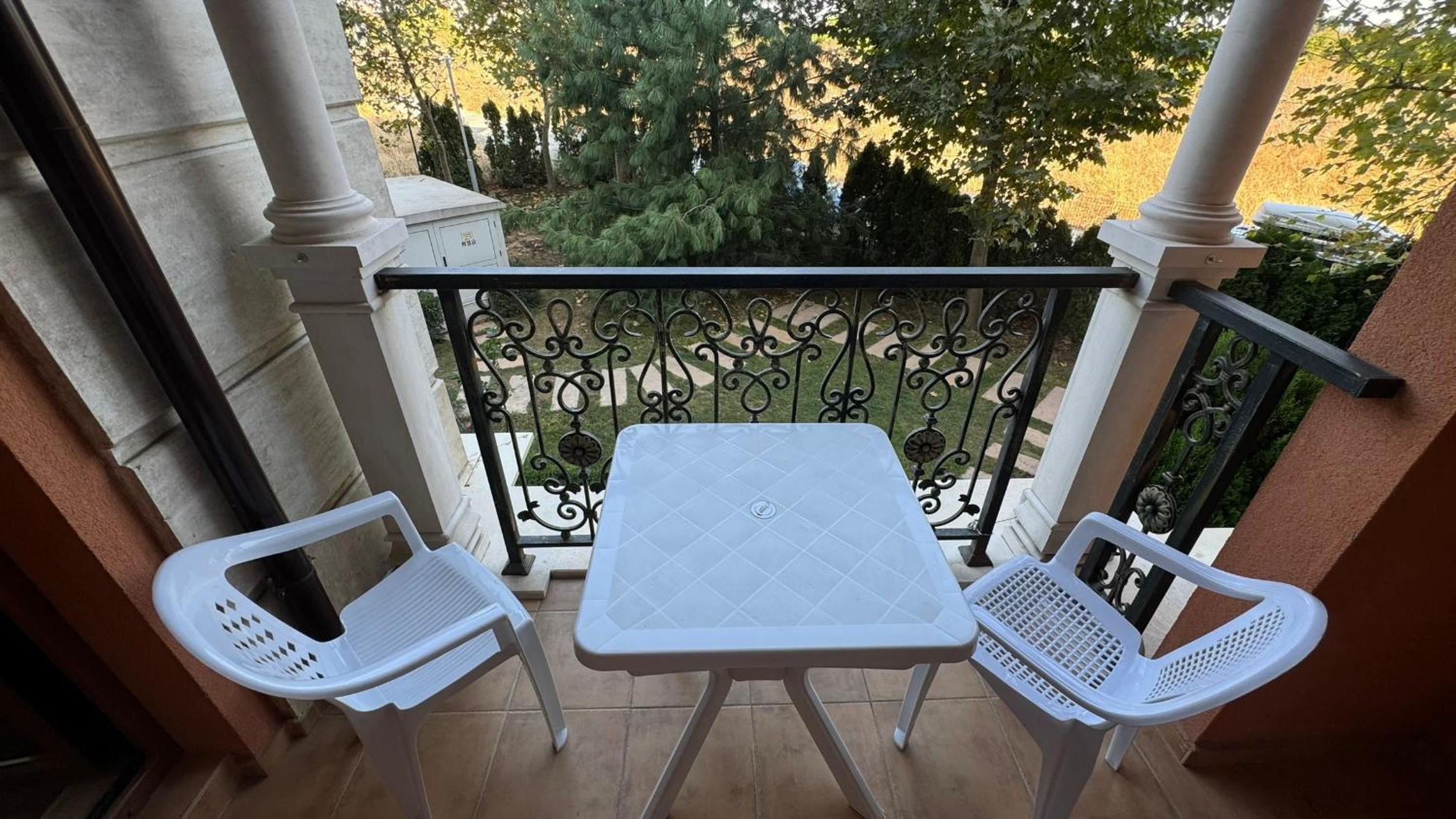 One-Bedroom Apartment with Garden View photo 3