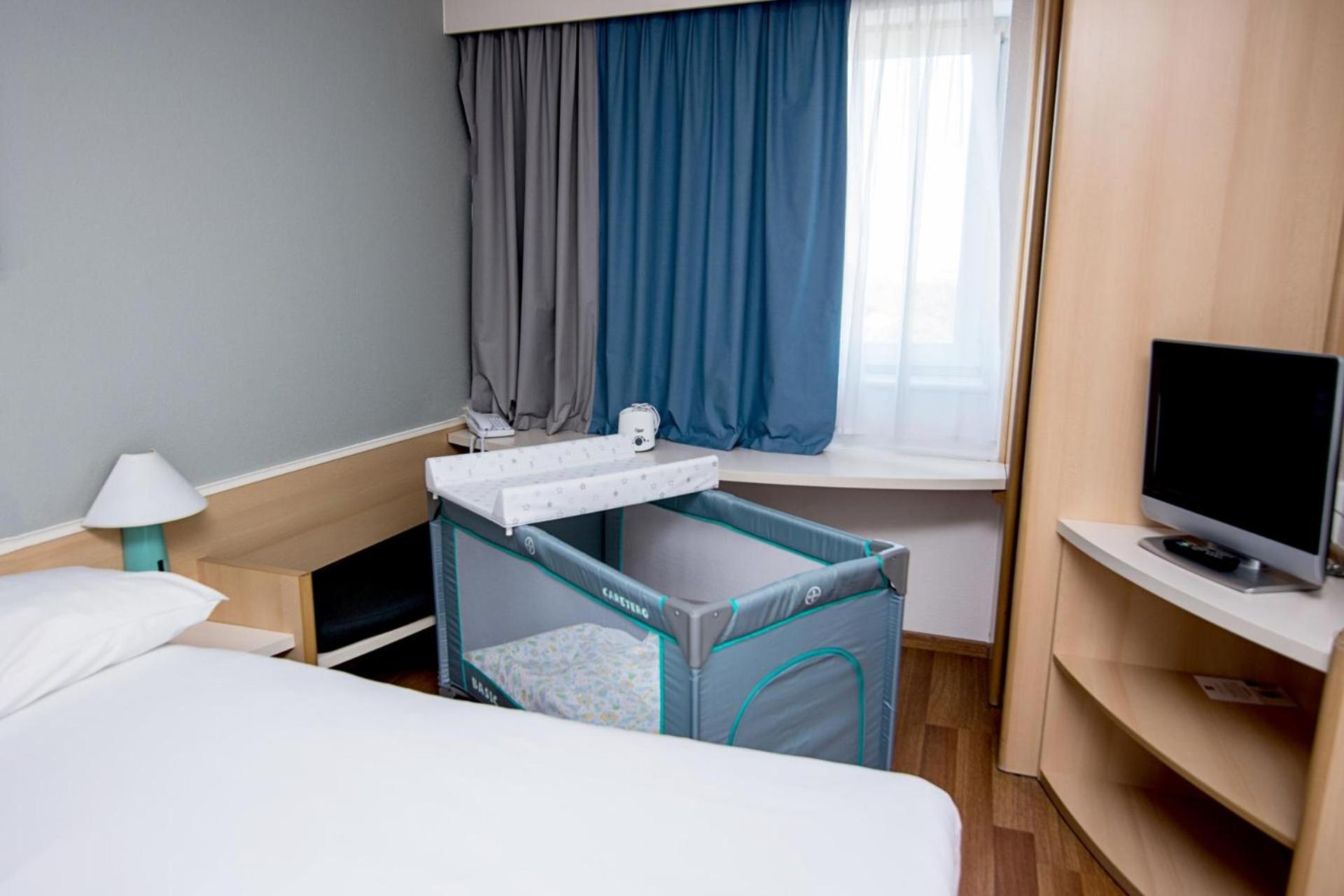 Standard Family Room with One Double Bed and One Single Bed - Photo 6