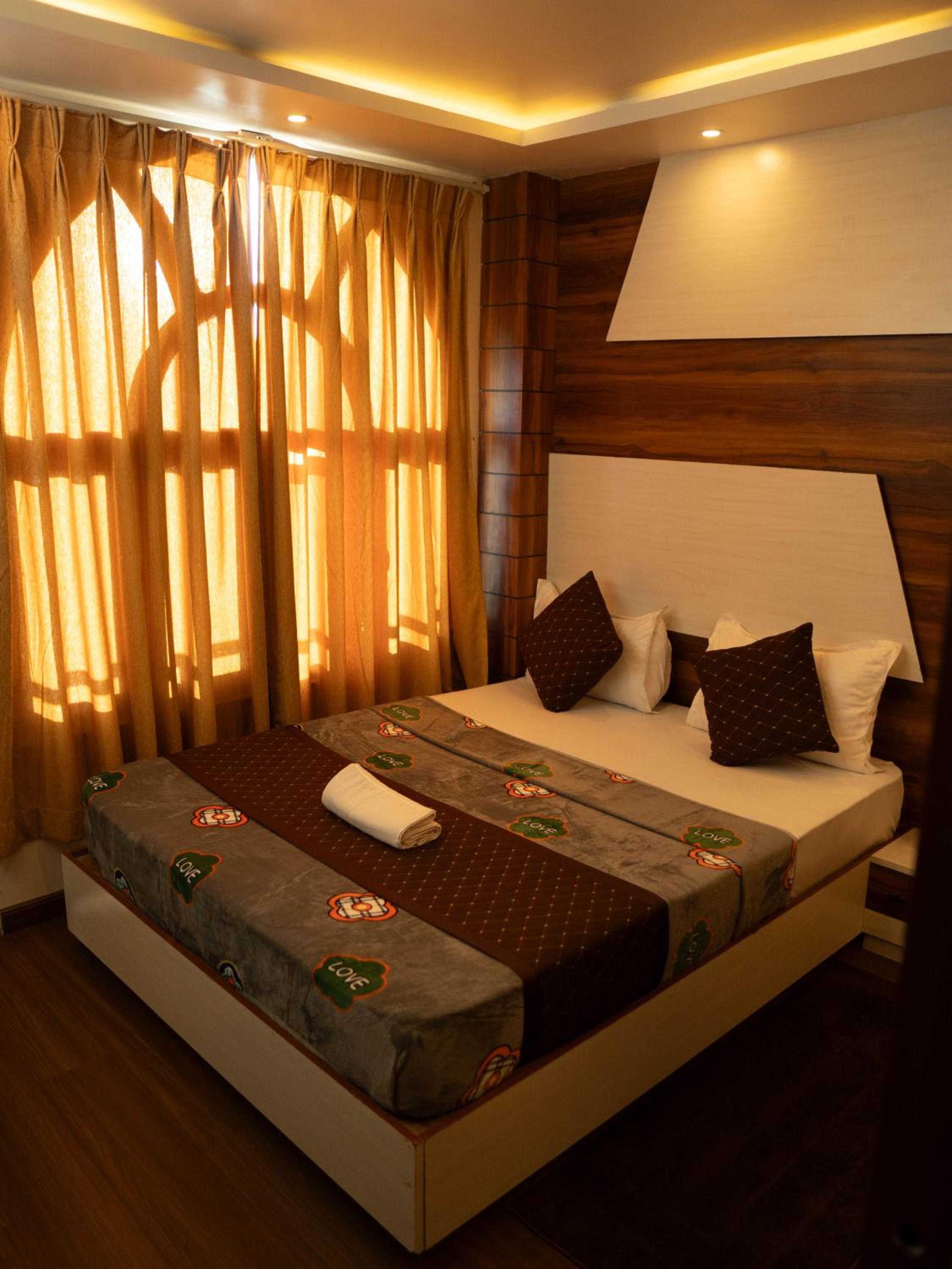 Deluxe Double Room with Balcony photo 3
