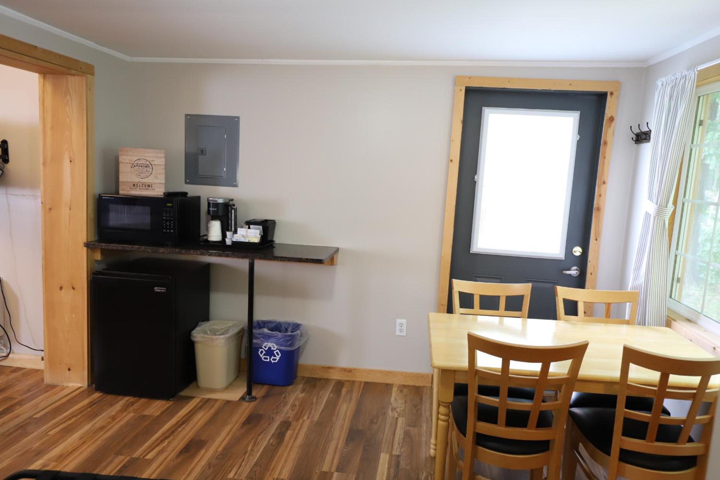 Creekside Cabin (2 queen) photo 3