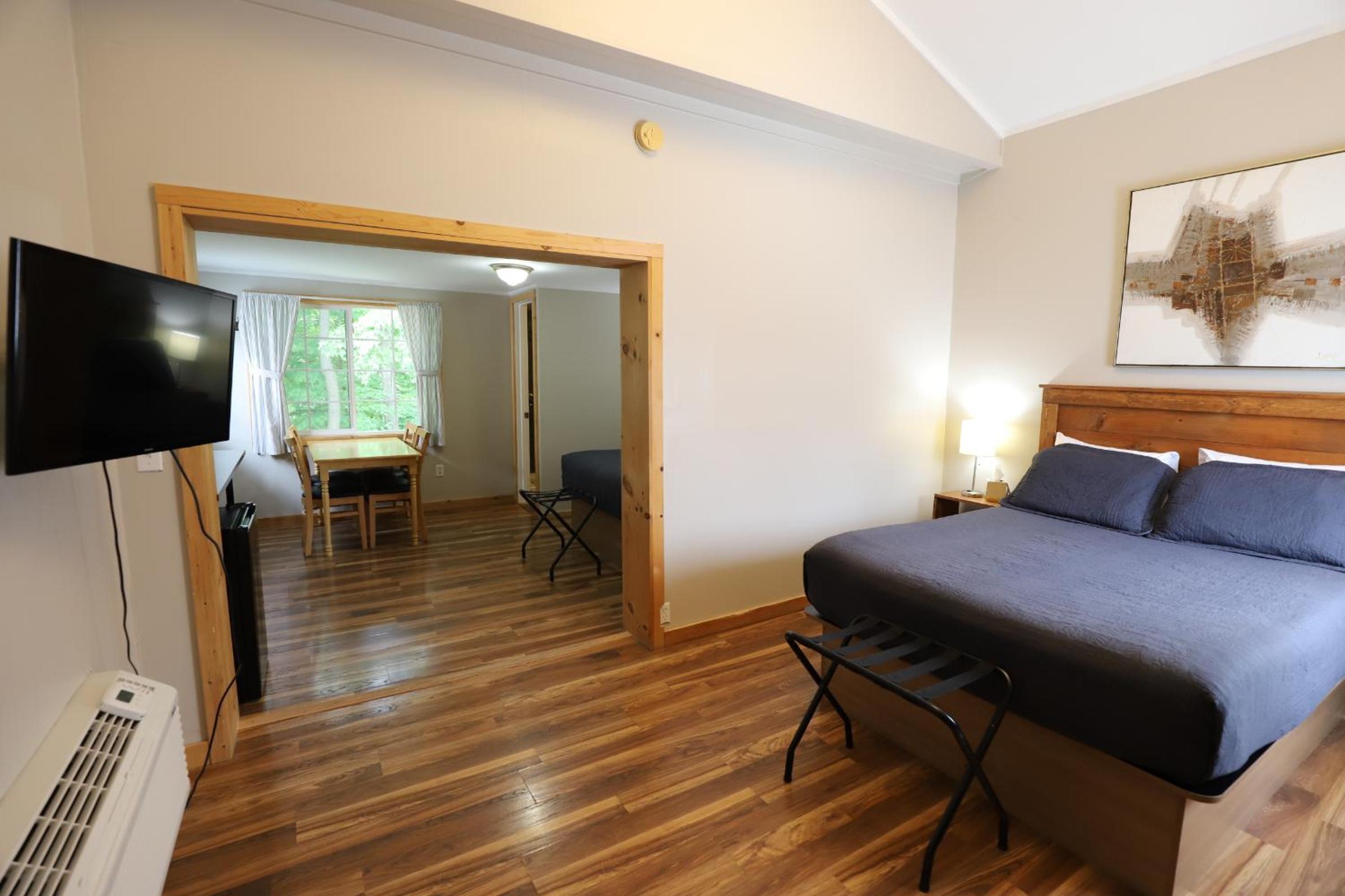 Creekside Cabin (2 queen) photo 2