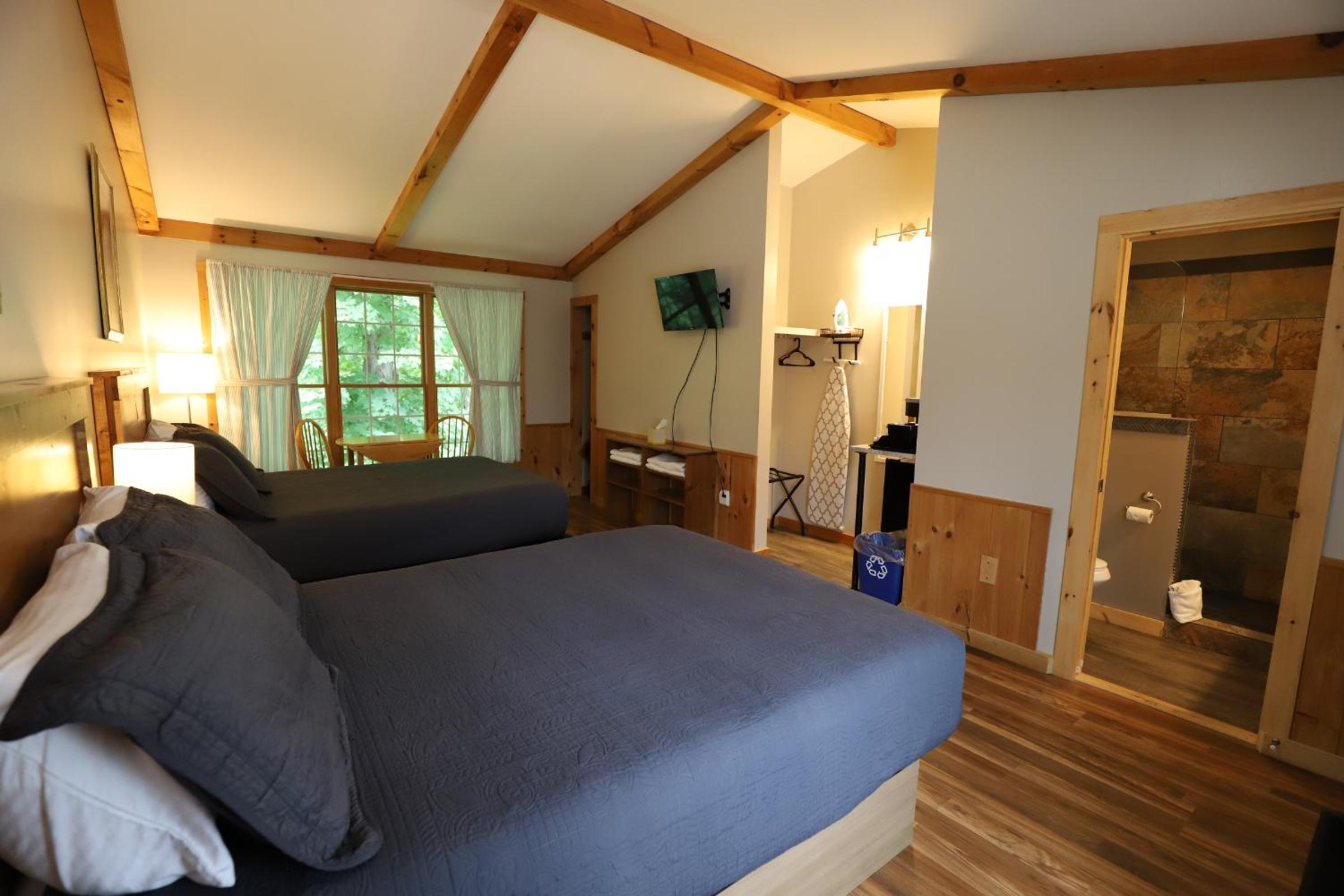 Creekside Cabin (2 queen) photo 1
