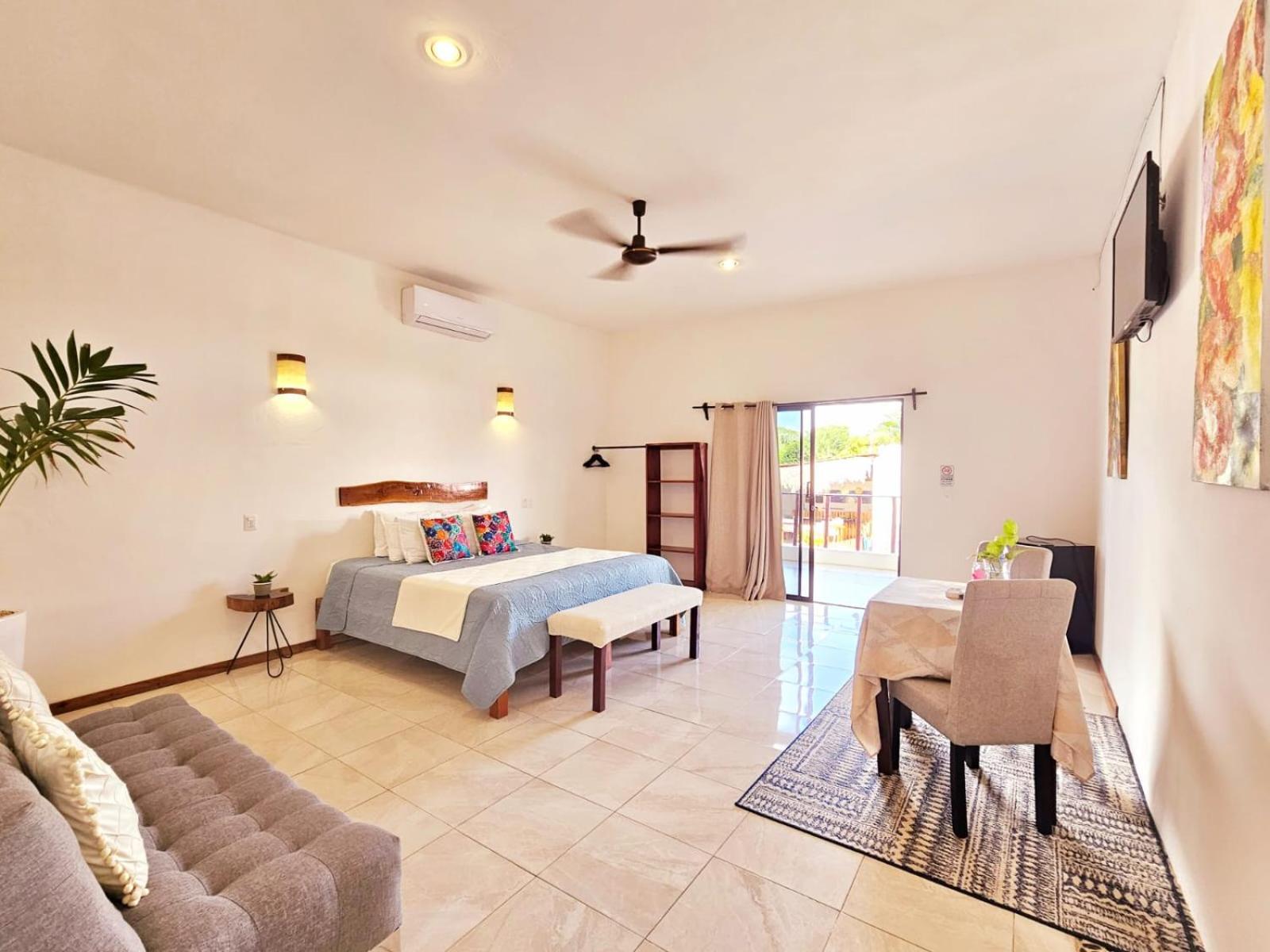 Deluxe King Room with Pool View photo 1