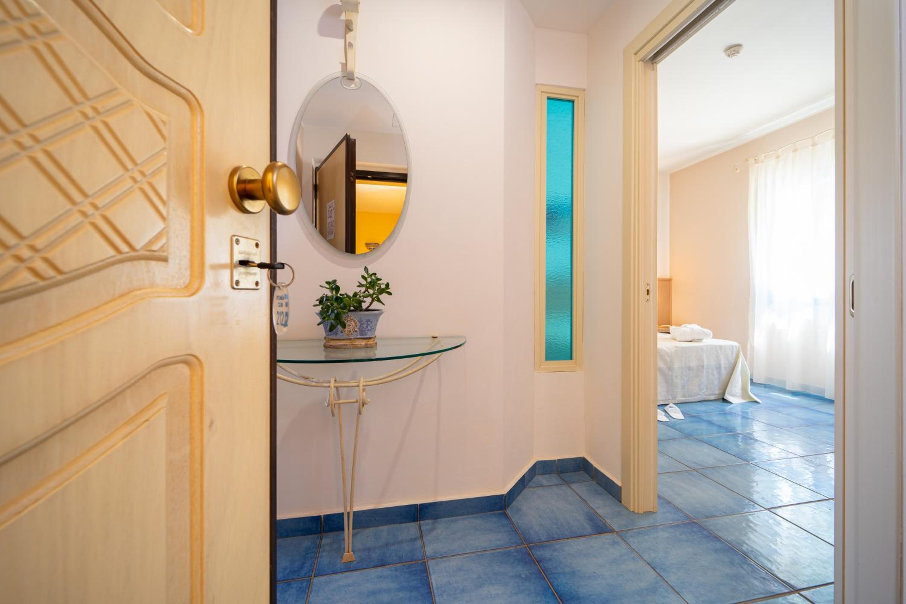 Suite - Photo 1