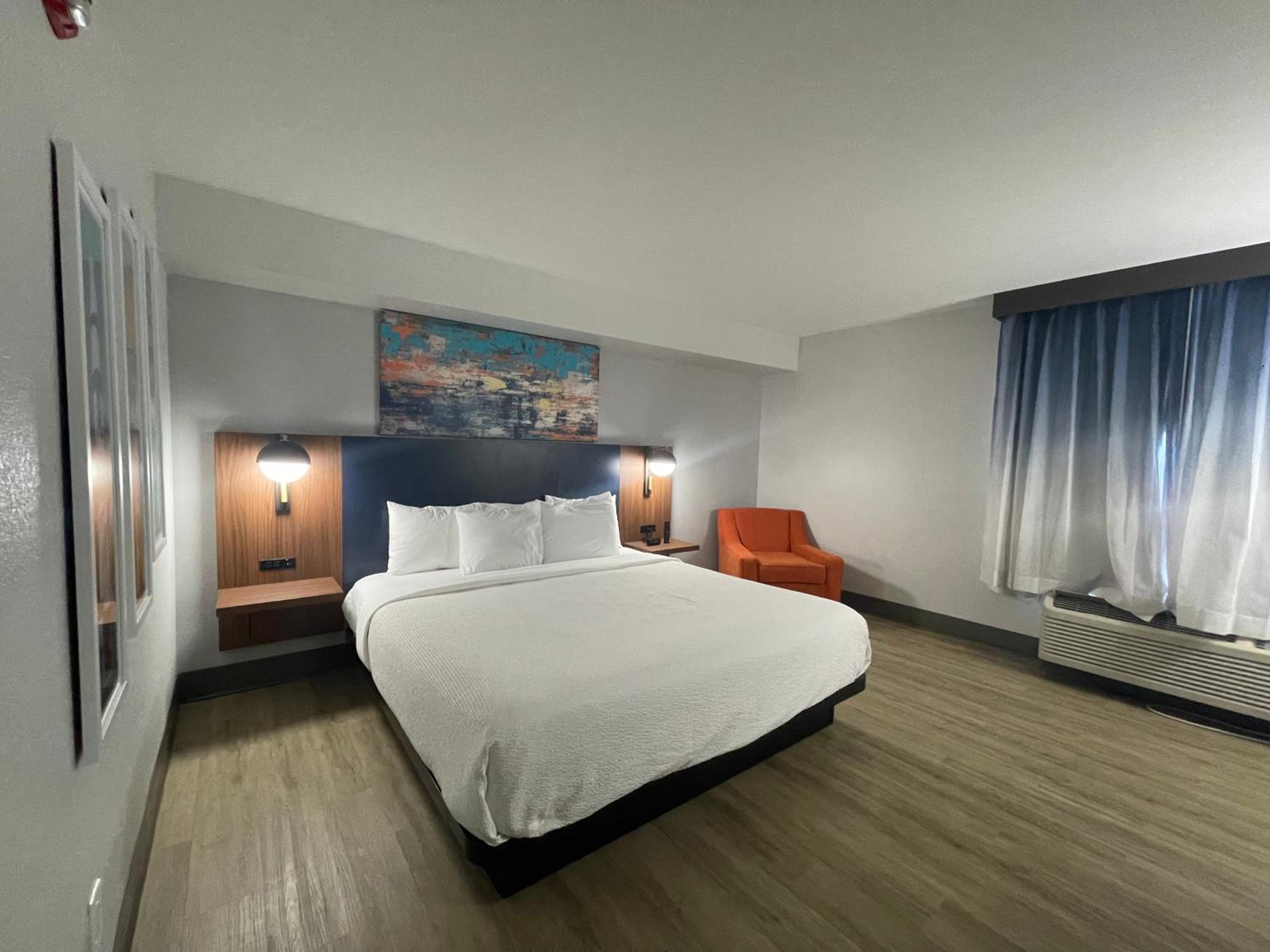 One-Bedroom Family King Suite - Non-Smoking - Photo 8