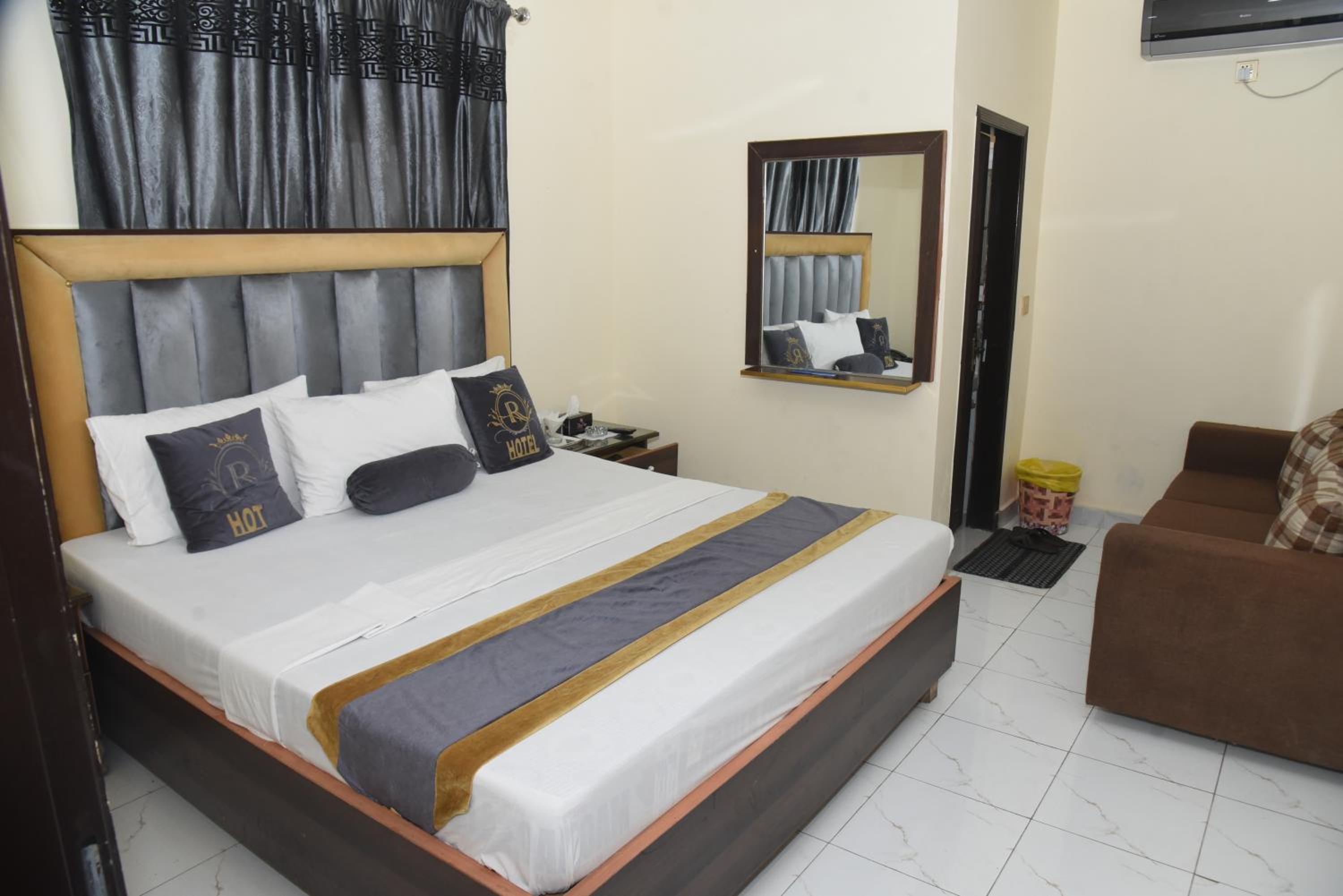 Deluxe Suite photo 3