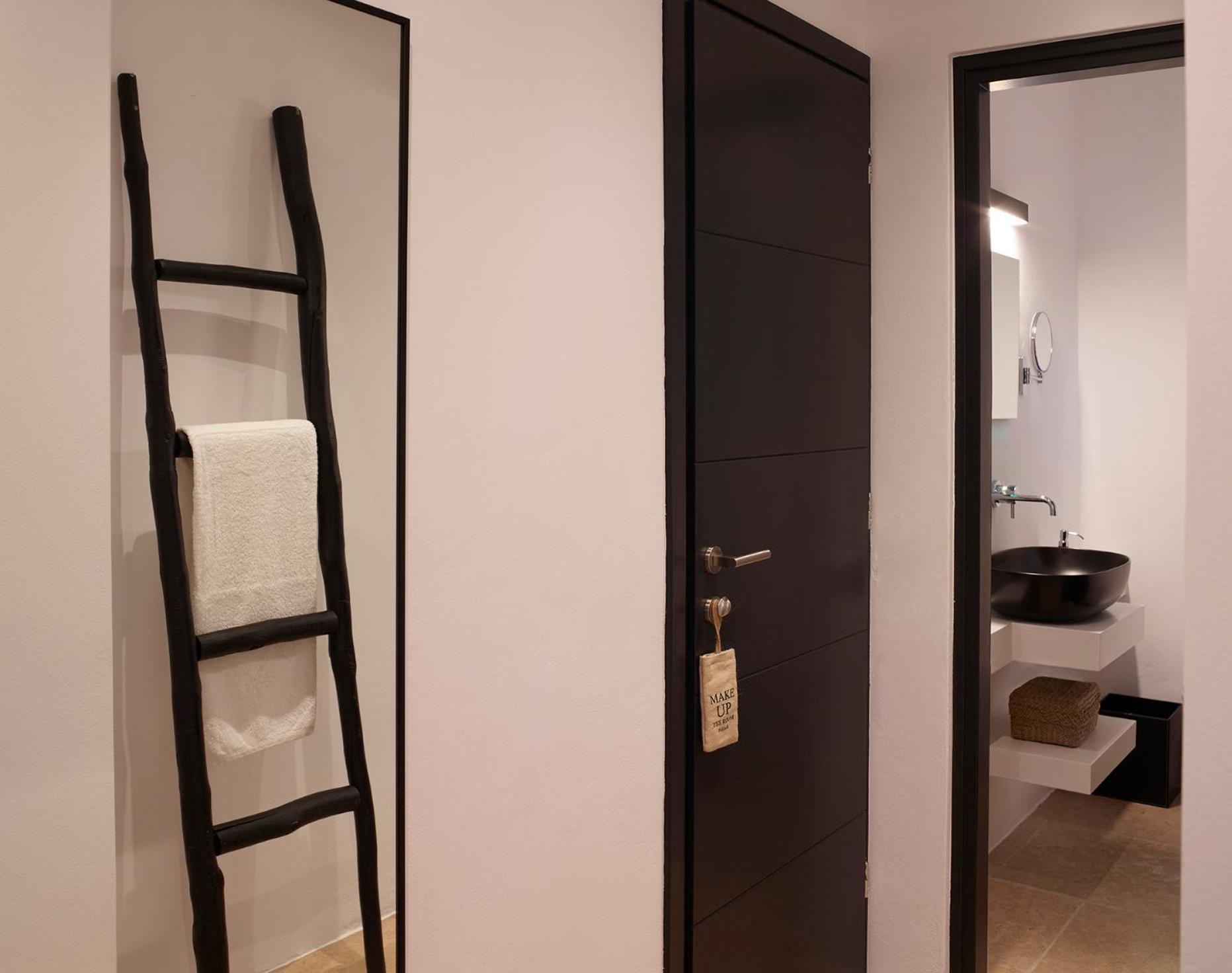 Deluxe Double Room with Balcony - Photo 6