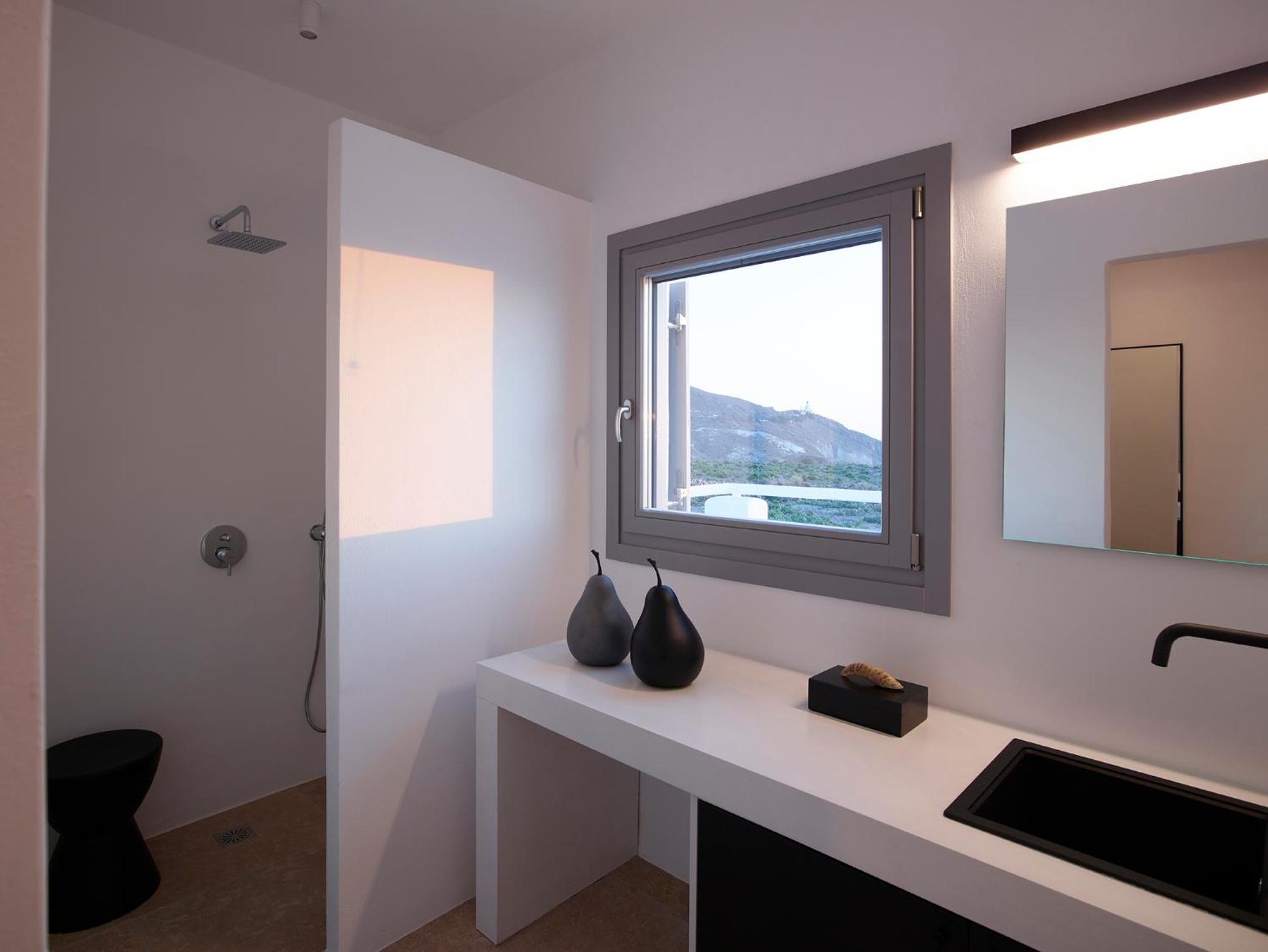 Deluxe Double Room with Balcony - Photo 7