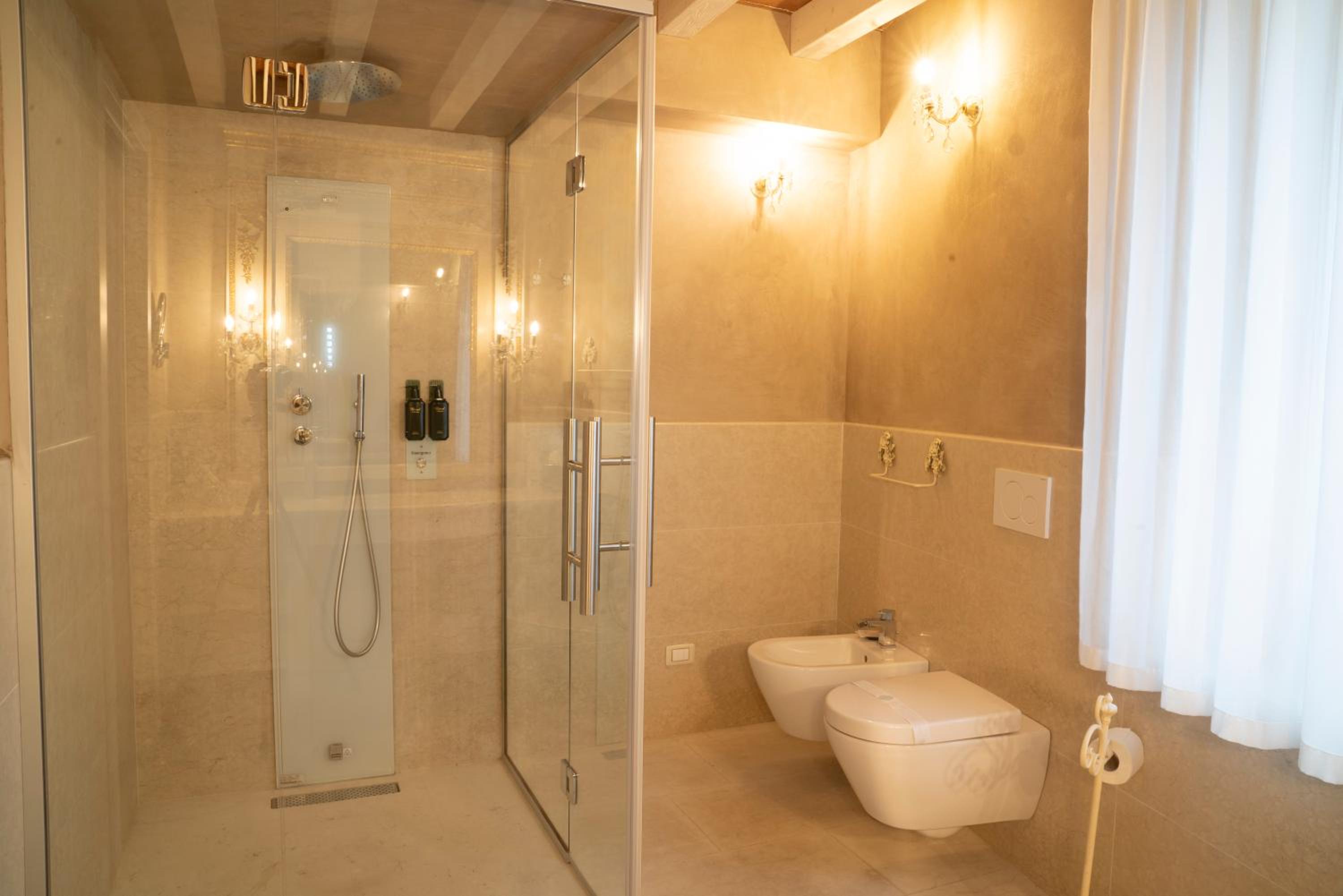 Deluxe Suite photo 2